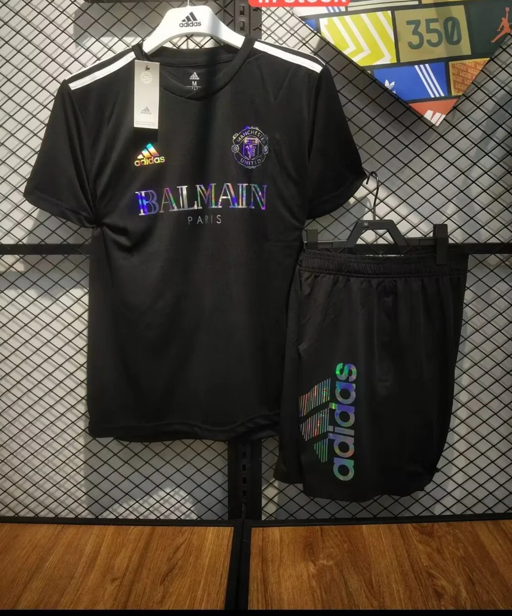 CONJUNTO MANCHESTER UNITED LIMITED EDITION BALMAIN PARIS BLACK 24/25 MEN (Jersey+Shorts) - Soccerfana