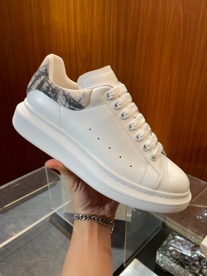 ALEXANDER MCQUEEN OVERSIZED SNEAKER AM64