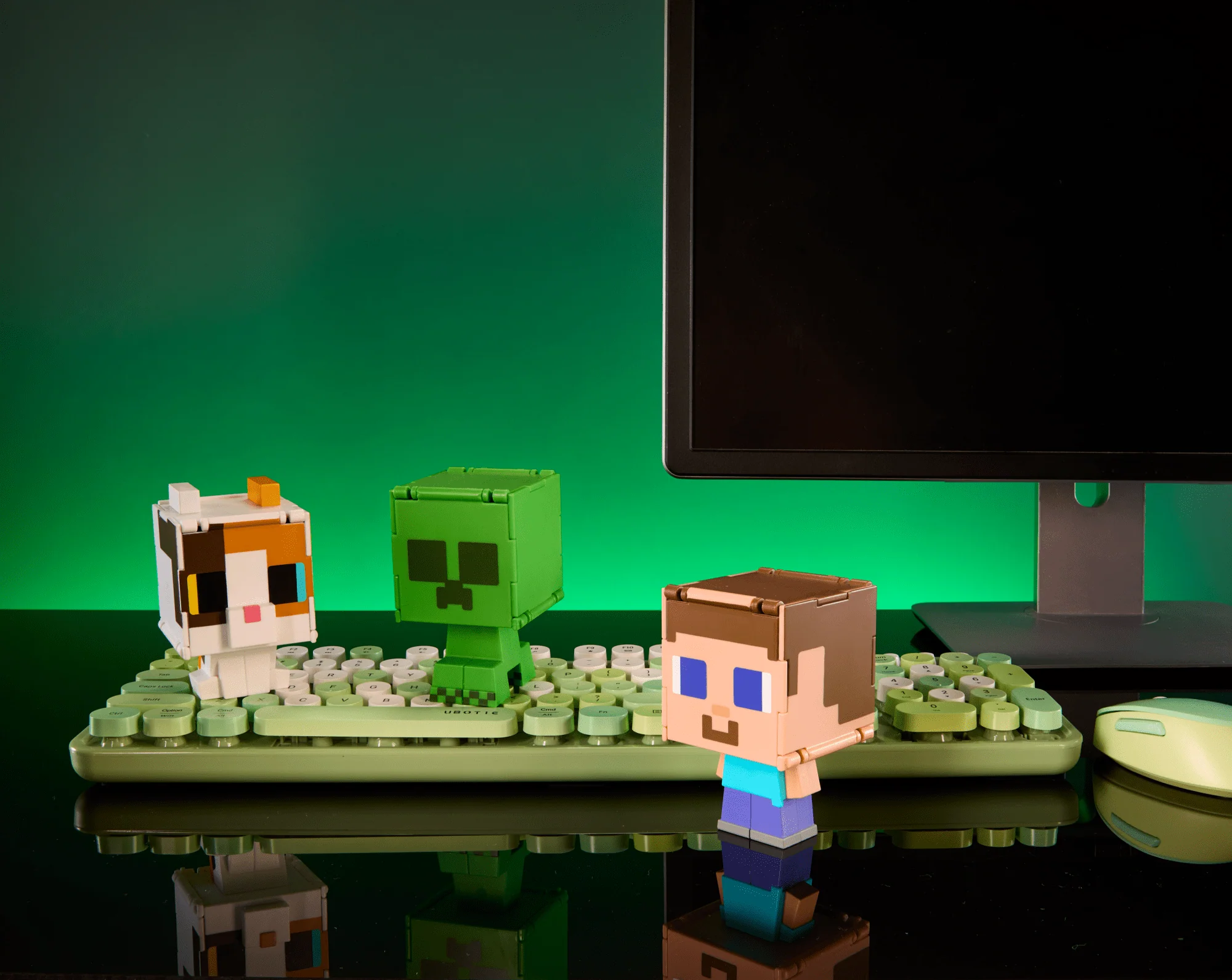 Minecraft Flippin’ Figs Figures Collection, 2-In-1 Fidget Play, 3.75-in Scale & Pixelated Design (Characters May Vary)
