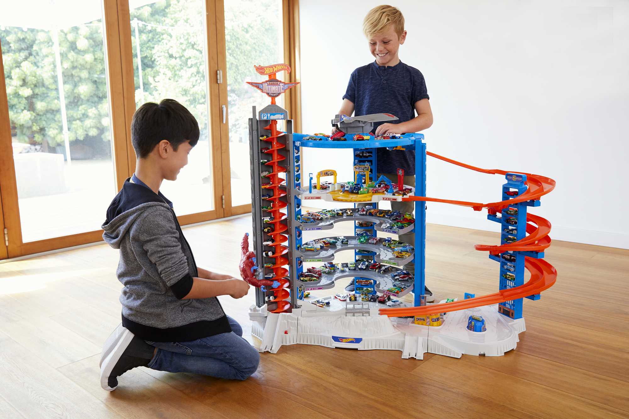 Hot Wheels Track Set With 4 1:64 Scale Toy Cars, Super Ultimate Garage, Over 3-Feet Tall