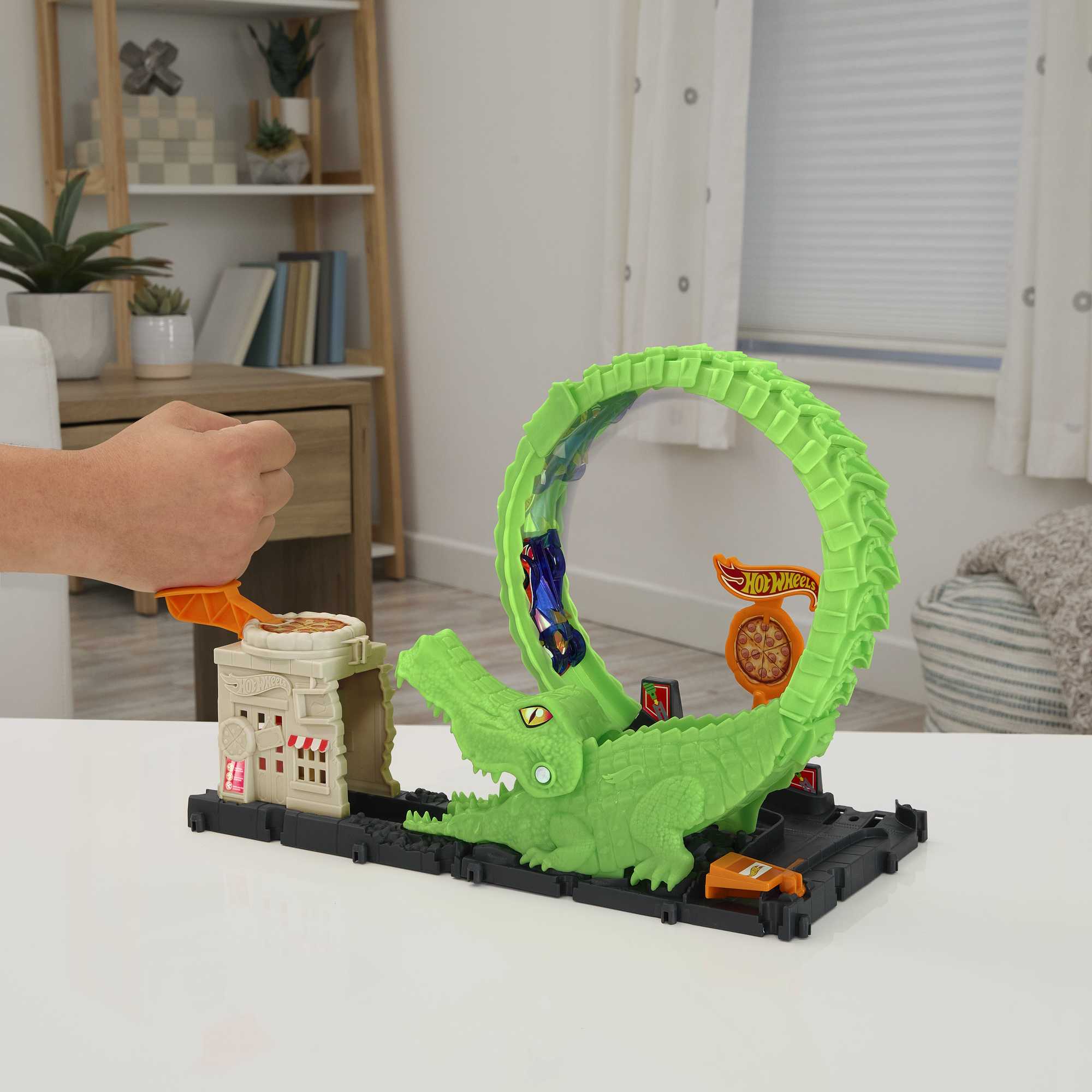 Hot Wheels Gator Loop Pizza Place Playset, Track Set With 1 Toy Car