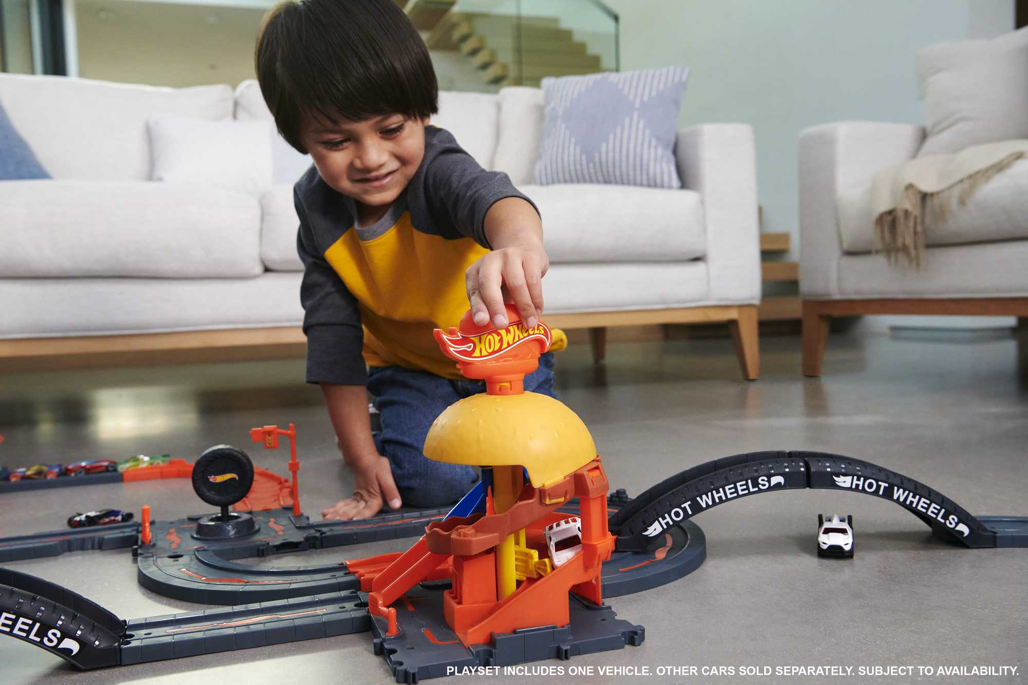Hot Wheels® Let's Race Netflix - City Burger Drive-Thru Playset, With 1 Toy Car