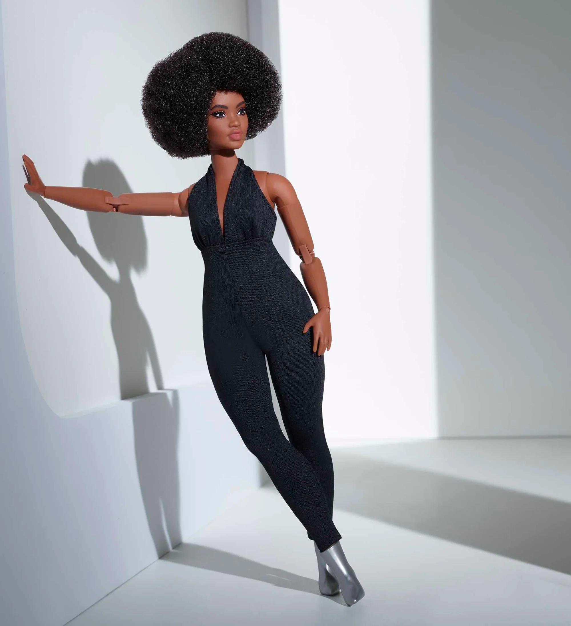 Barbie Signature Posable Barbie Looks Doll (Curvy, Brunette)