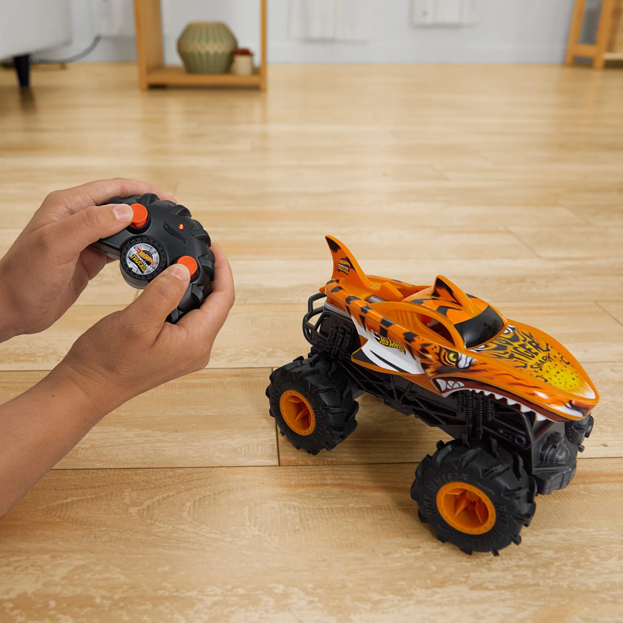 Hot Wheels Monster Trucks Vehículo a Control Remoto Tiger Shark Escala 1:24
