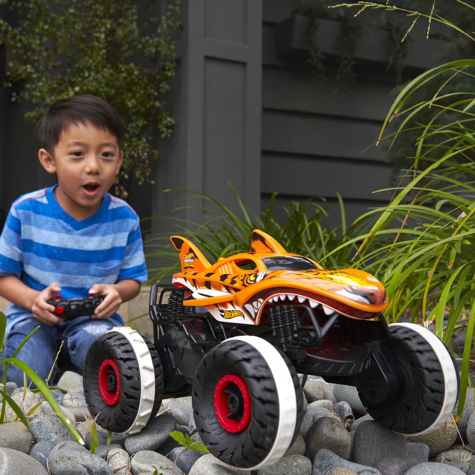 Hot Wheels Monster Trucks Vehículo a Control Remoto Tiger Shark Escala 1:15