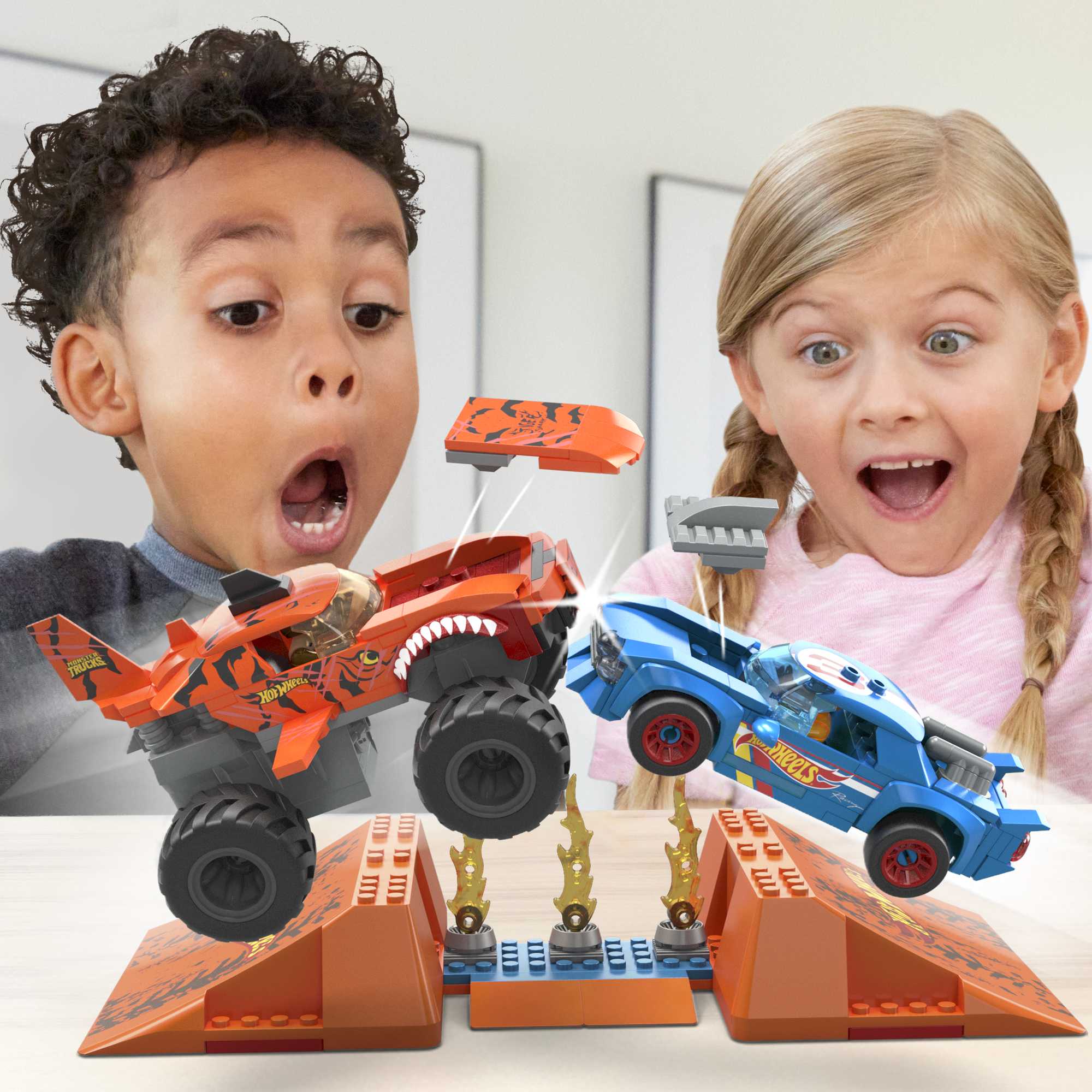 MEGA Hot Wheels Smash n Crash Tiger Shark Chomp Coursmonster Truck Building Set (226 Pcs)
