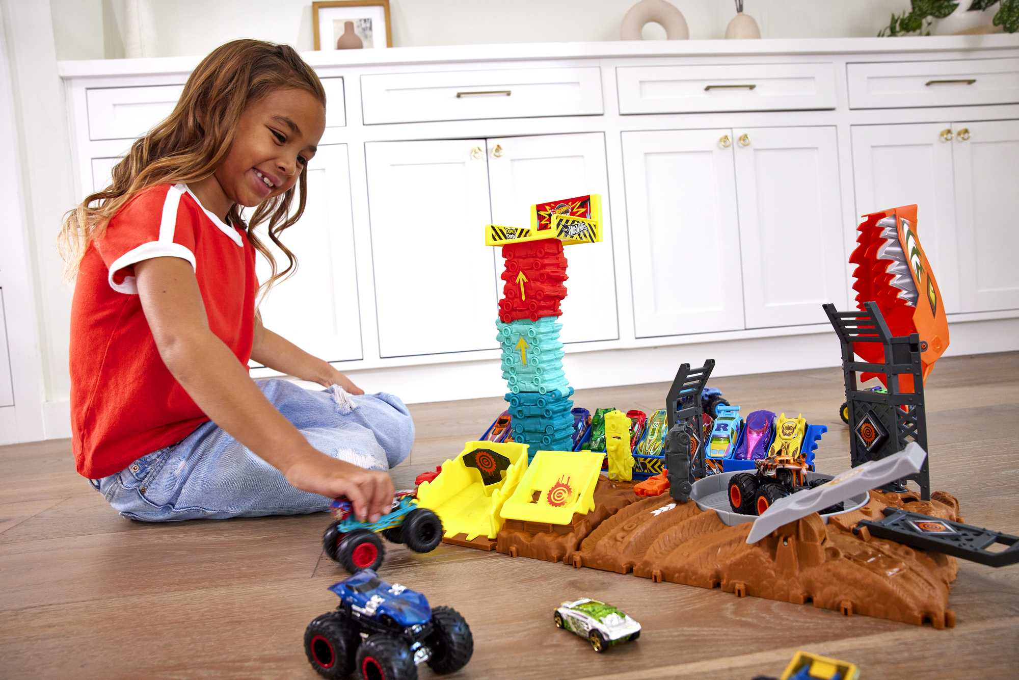 Hot Wheels Monster Trucks, Arena Smashers Demo Derby Car Jump Challenge