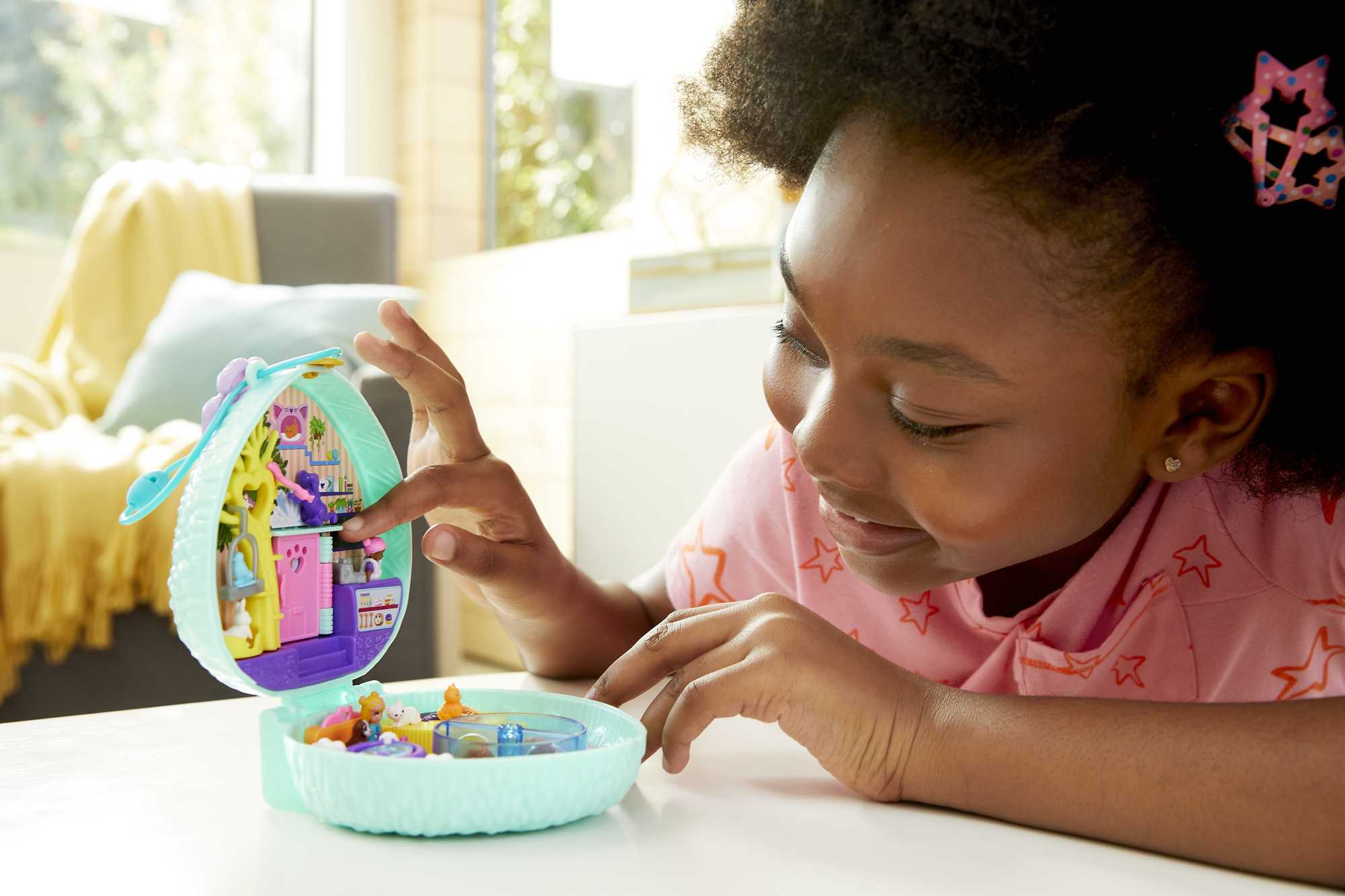 Polly Pocket Hedgehog Cafe Compact, 2 Micro Dolls, 2 Animal Figures