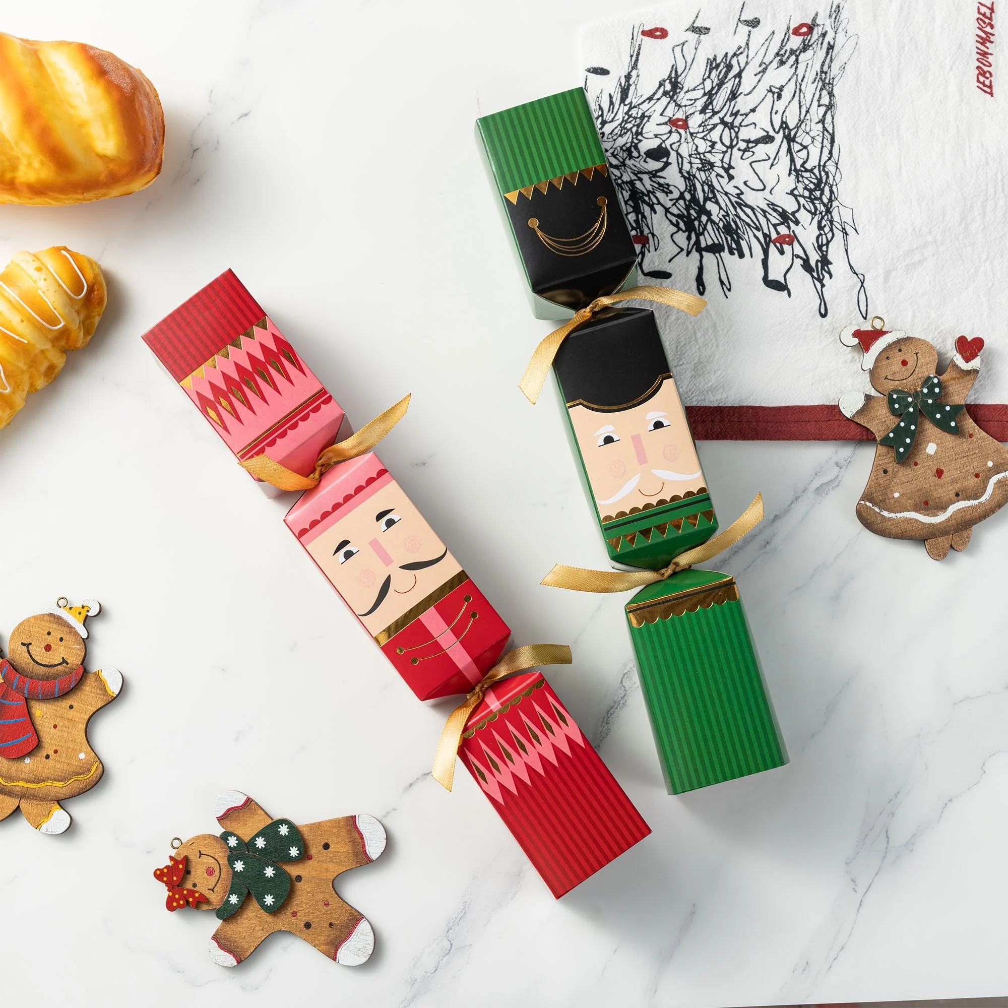 Glitzhome 8 Pack Christmas Nutcracker Party Cracker with Gift Contents