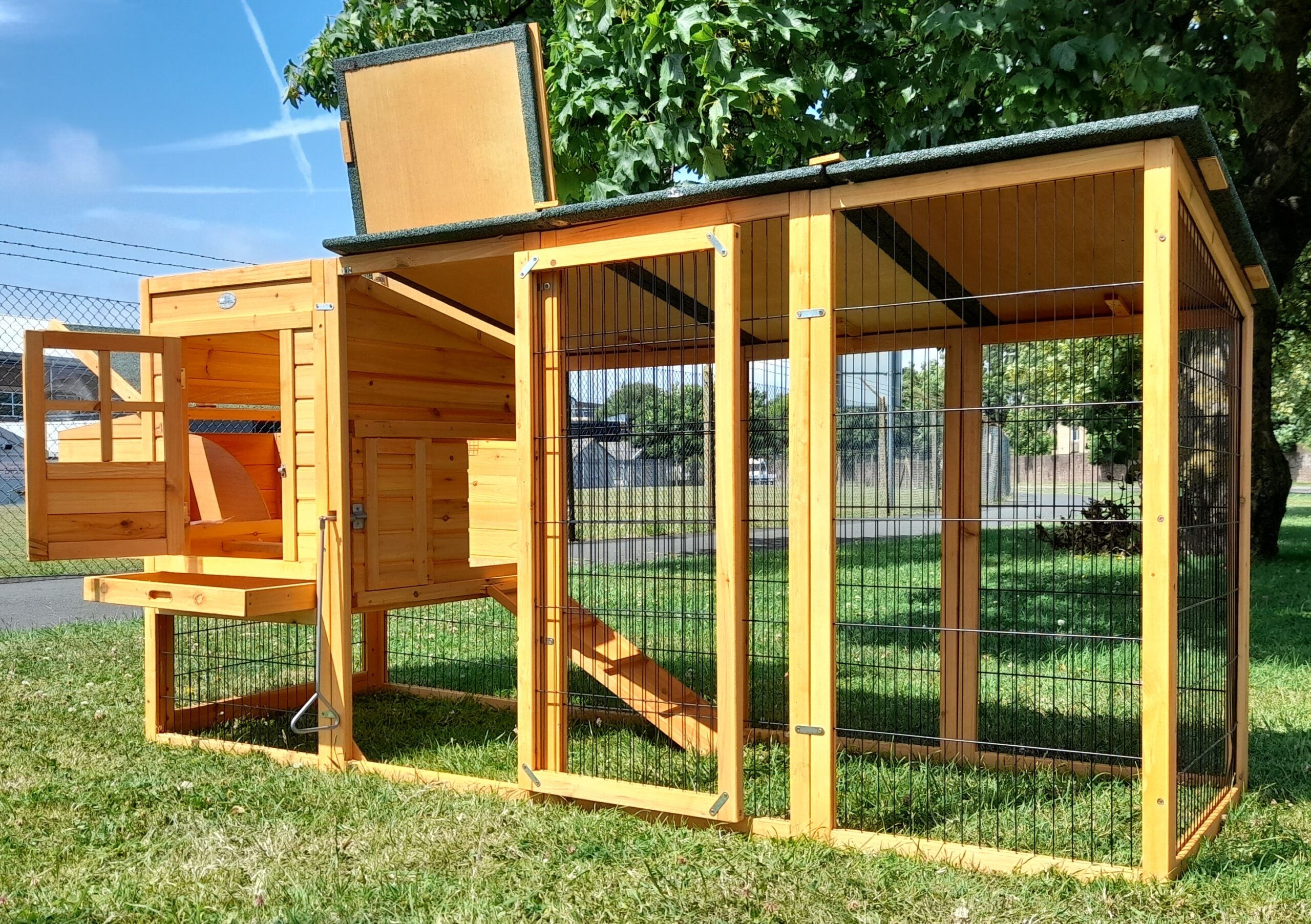 XXL The Cottage With Large Run Chicken Coop