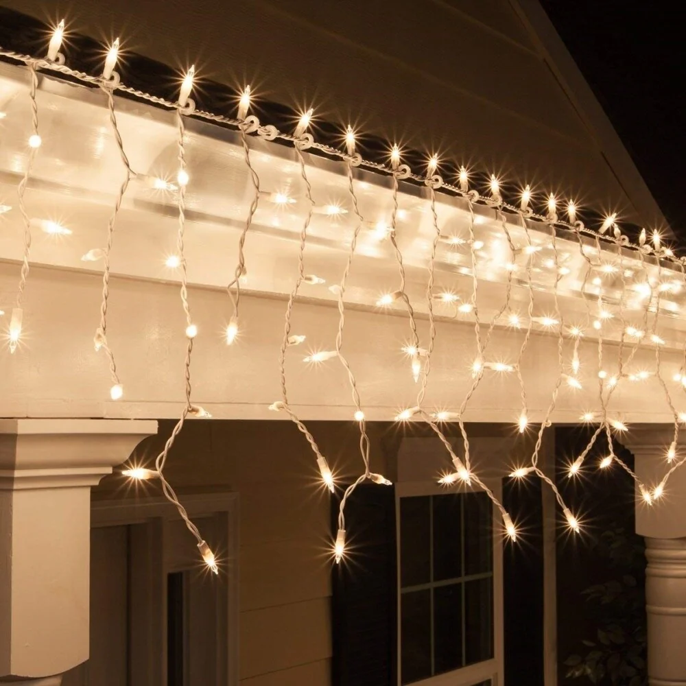 ALEKO Christmas Indoor/Outdoor Icicle Drop String 150 Lights 27 Foot Clear