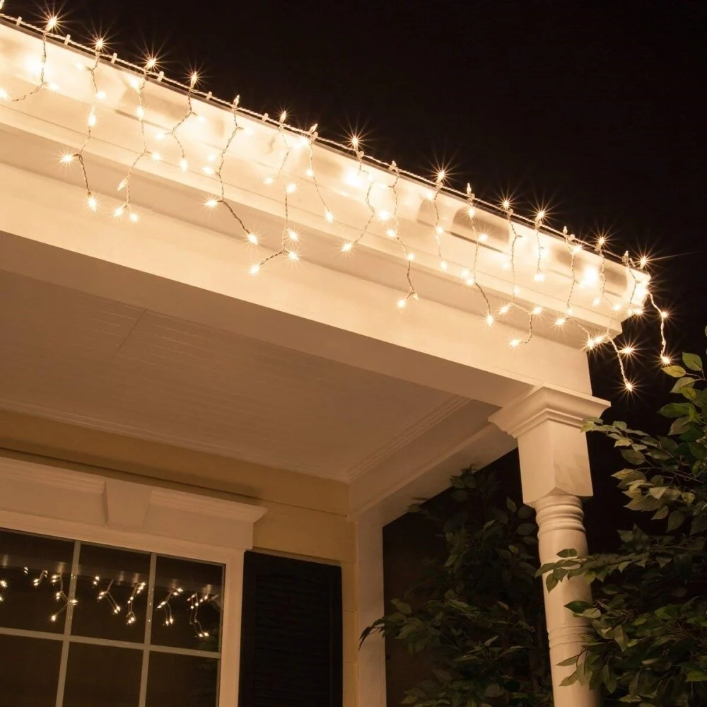 ALEKO Christmas Indoor/Outdoor Icicle Drop String 150 Lights 27 Foot Clear
