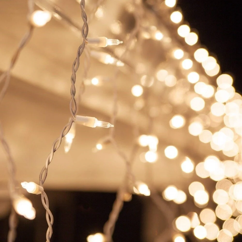 ALEKO Christmas Indoor/Outdoor Icicle Drop String 300 Lights 42 ft Clear