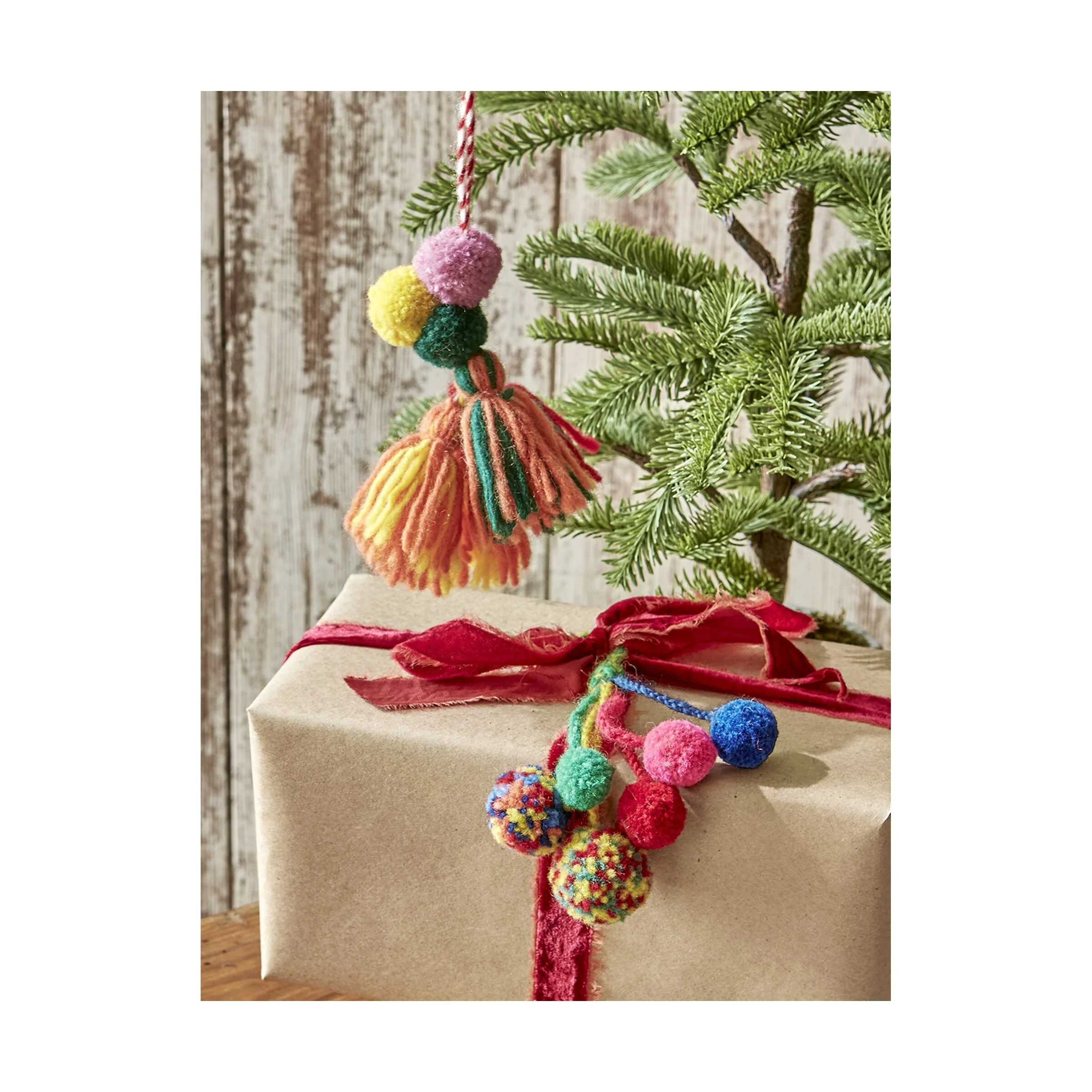 Handmade Pompom Swag Hanging Christmas Ornament XMAS Festive Winter Holidays Artificial Real Pine Tree Home Décor Decoration