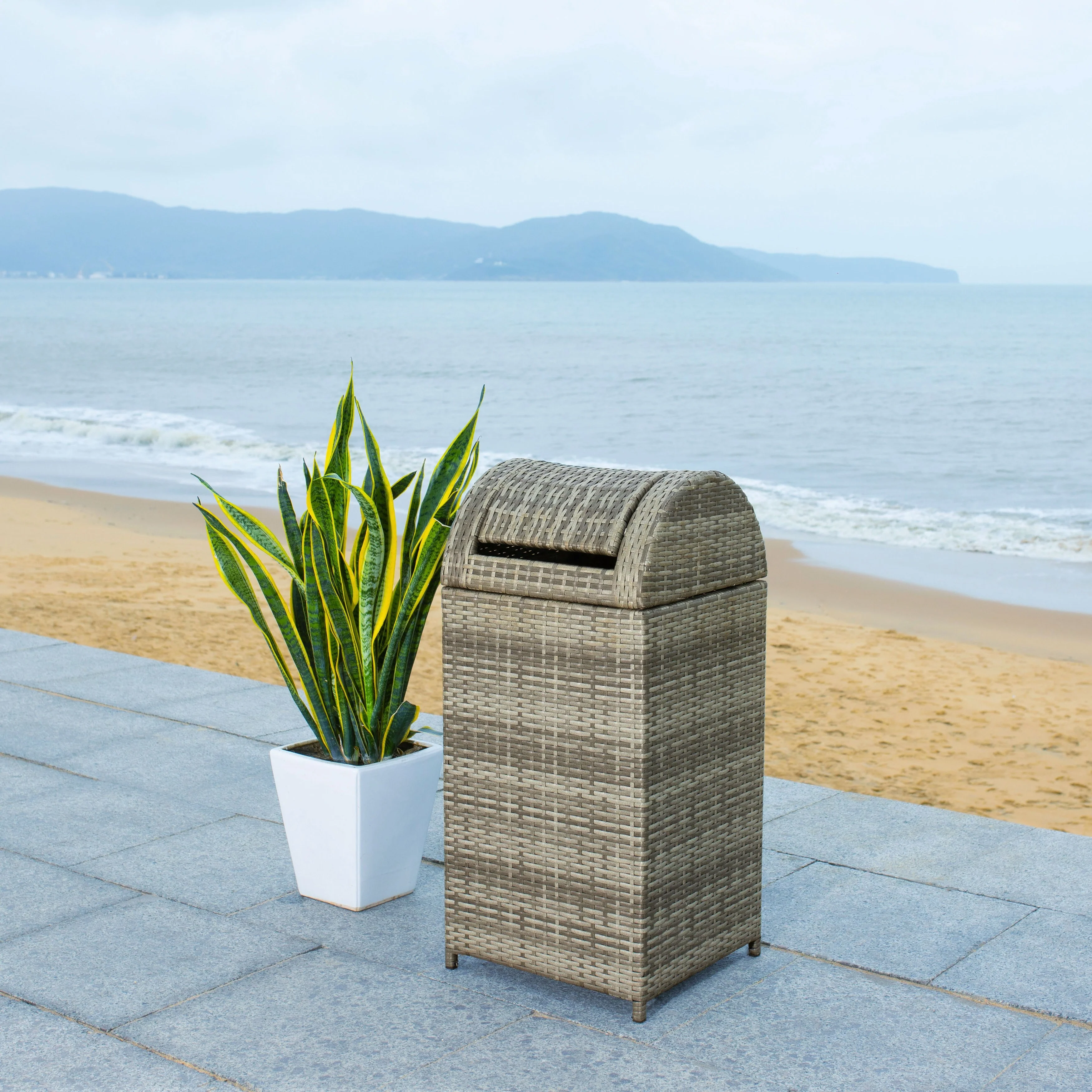 SAFAVIEH Outdoor Karyme Trash Bin (Fully Assembled)