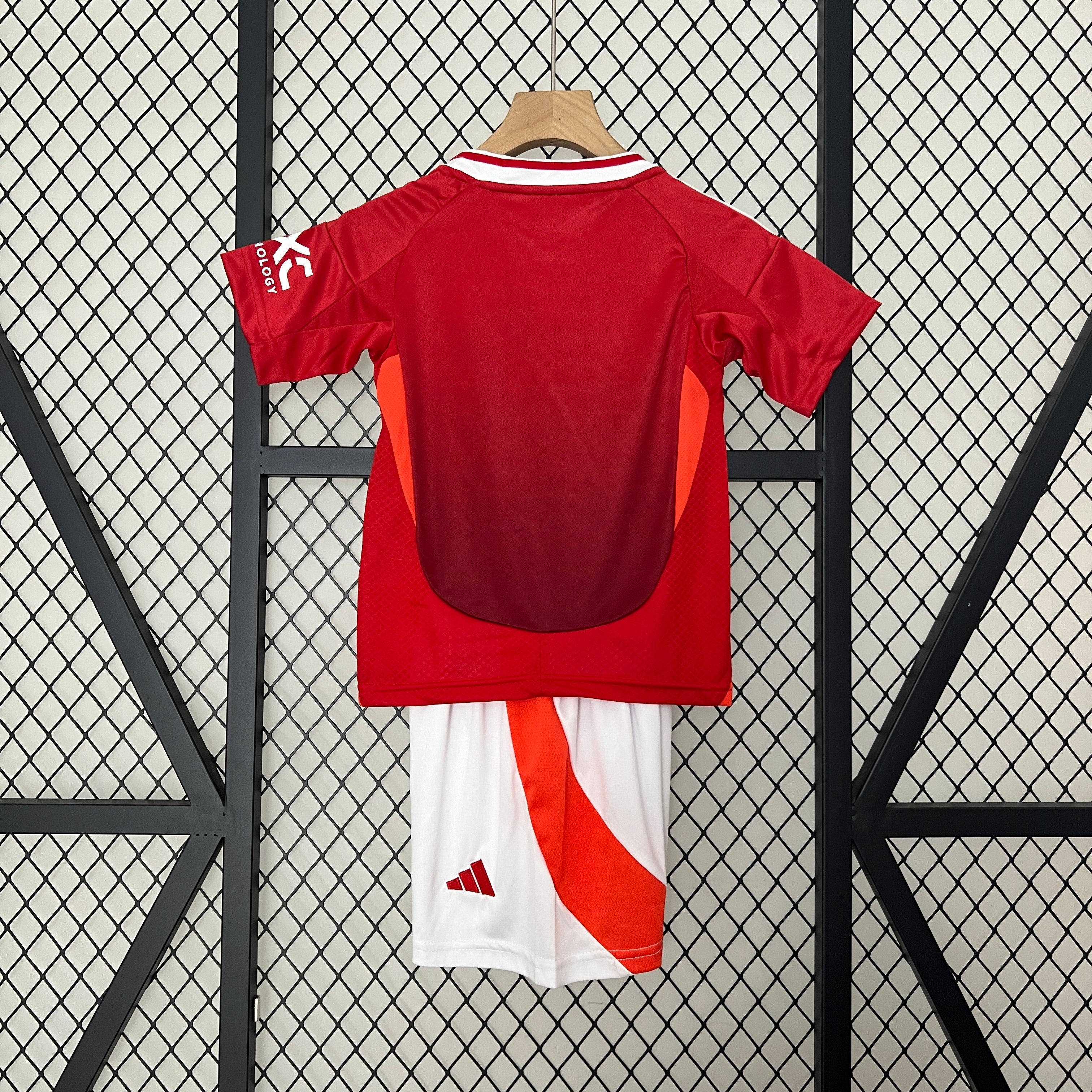 KIT INFANTIL DO MANCHESTER UNITED 24/25 PRINCIPAL