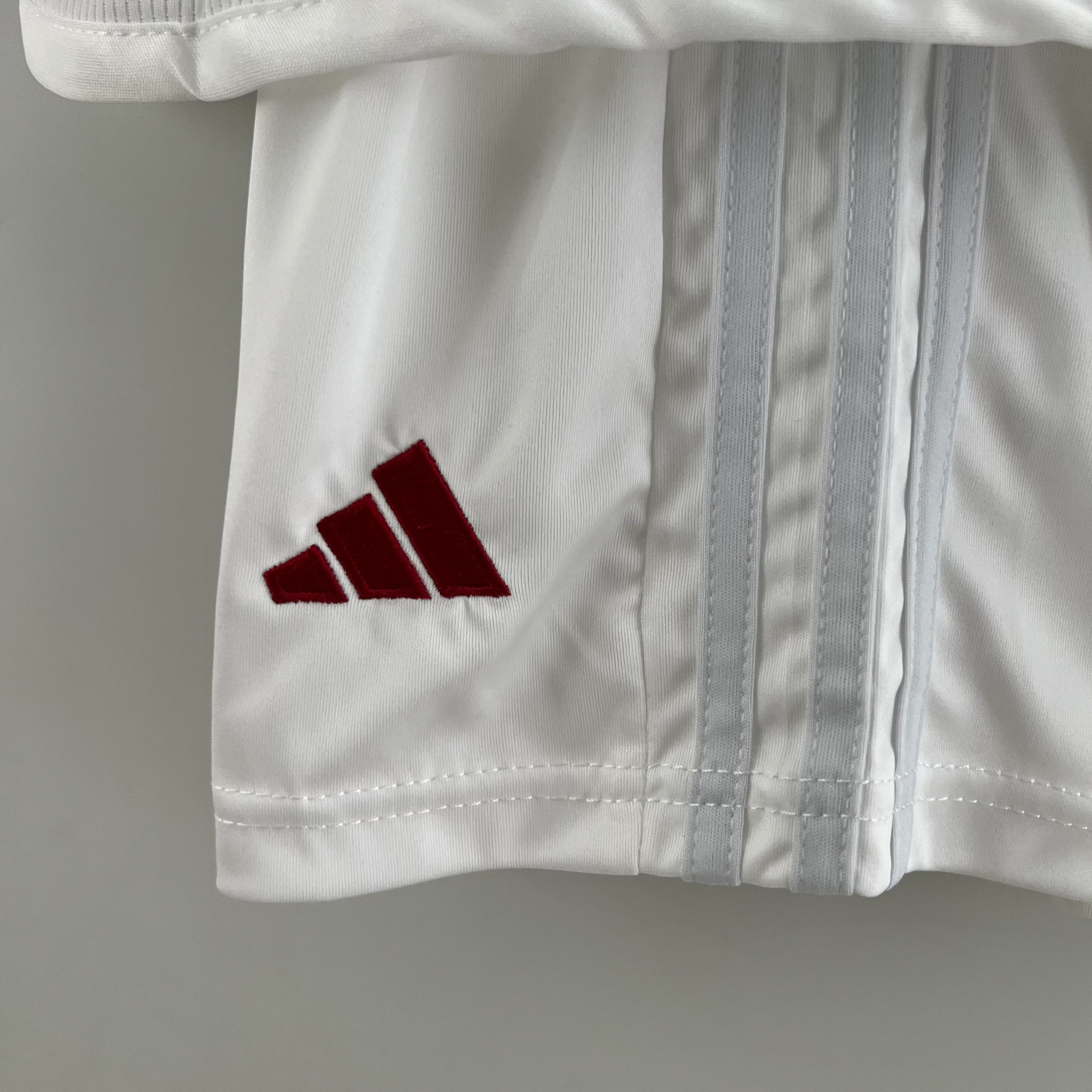 KIT INFANTIL DO MANCHESTER UNITED 23/24 TERCEIRO EQUIPAMENTO