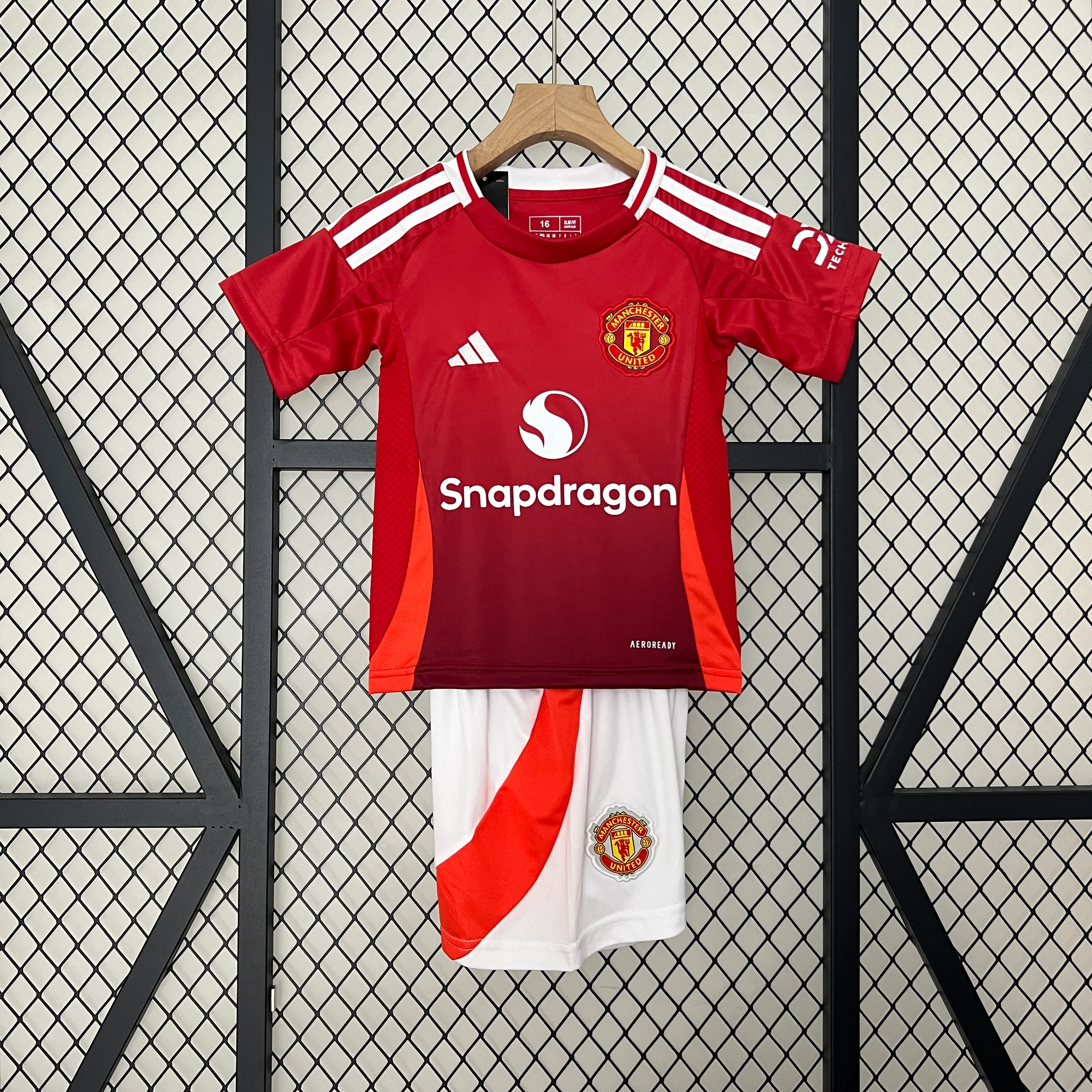 KIT INFANTIL DO MANCHESTER UNITED 24/25 PRINCIPAL
