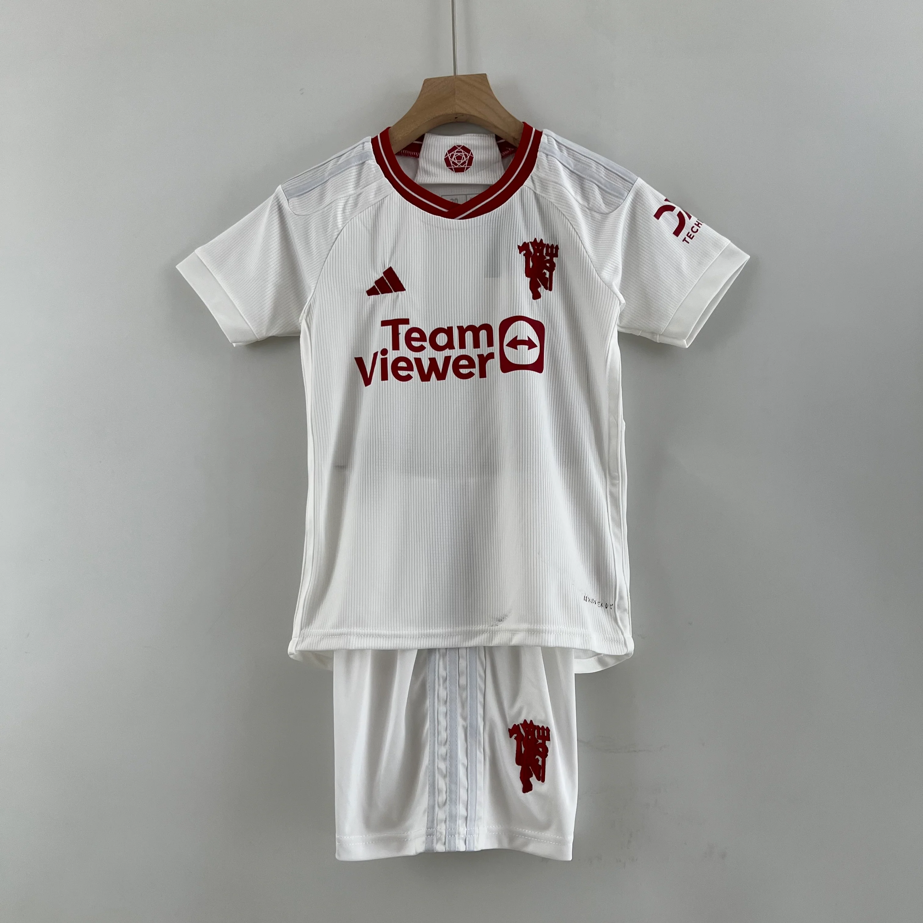 KIT INFANTIL DO MANCHESTER UNITED 23/24 TERCEIRO EQUIPAMENTO