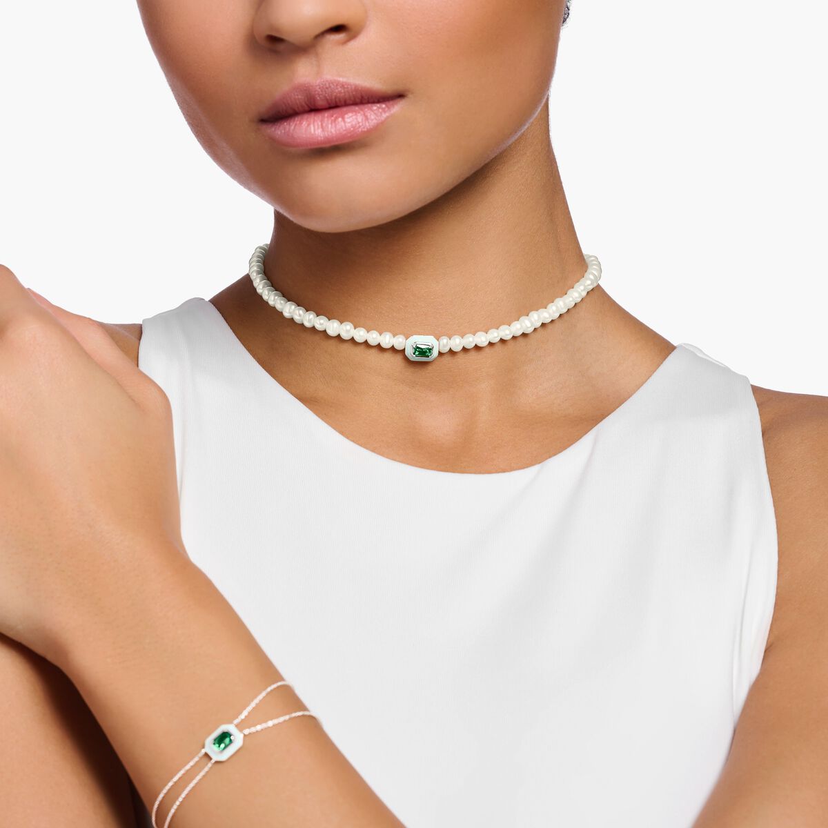 Choker with white pearls and green stone