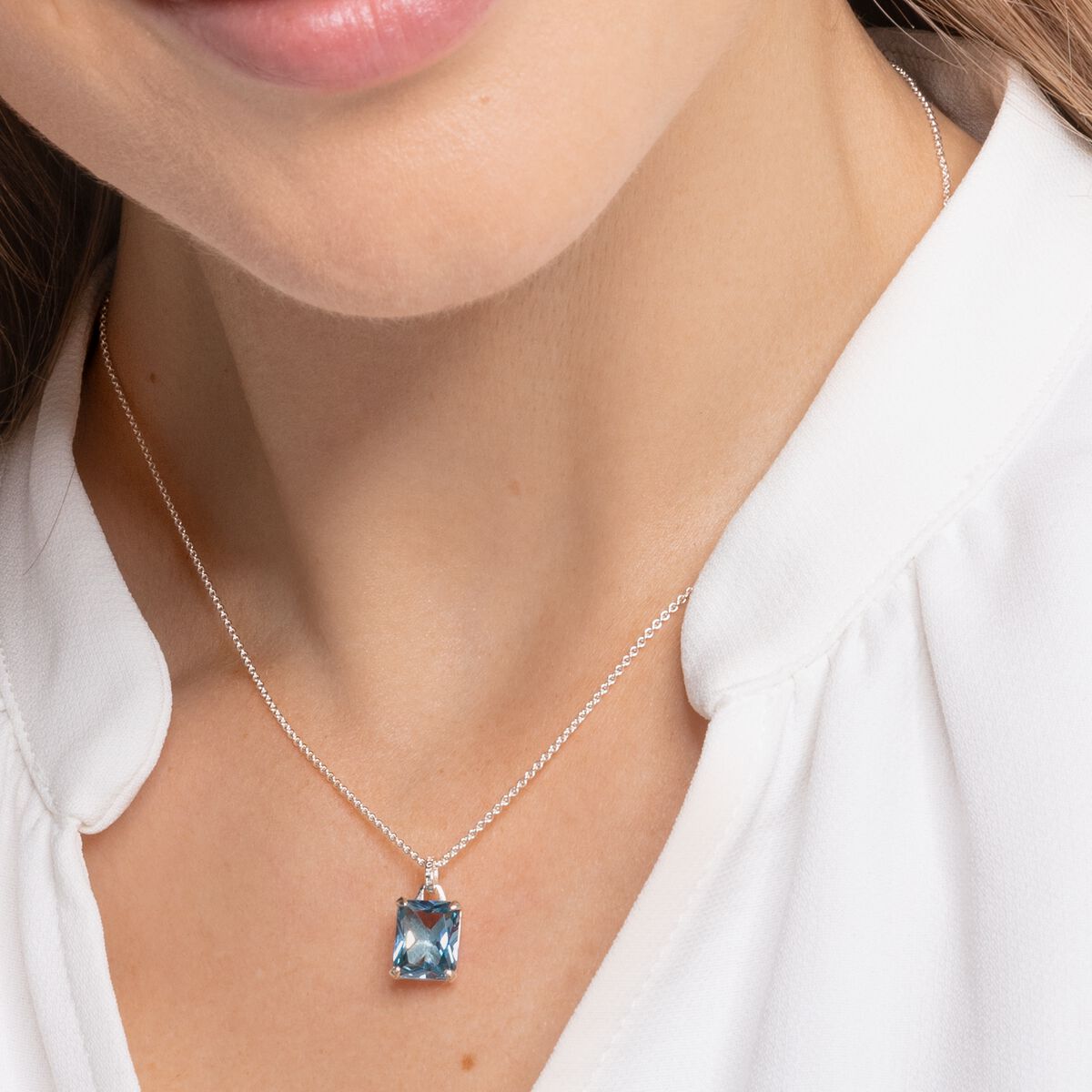 Necklace with aquamarine-coloured stone silver