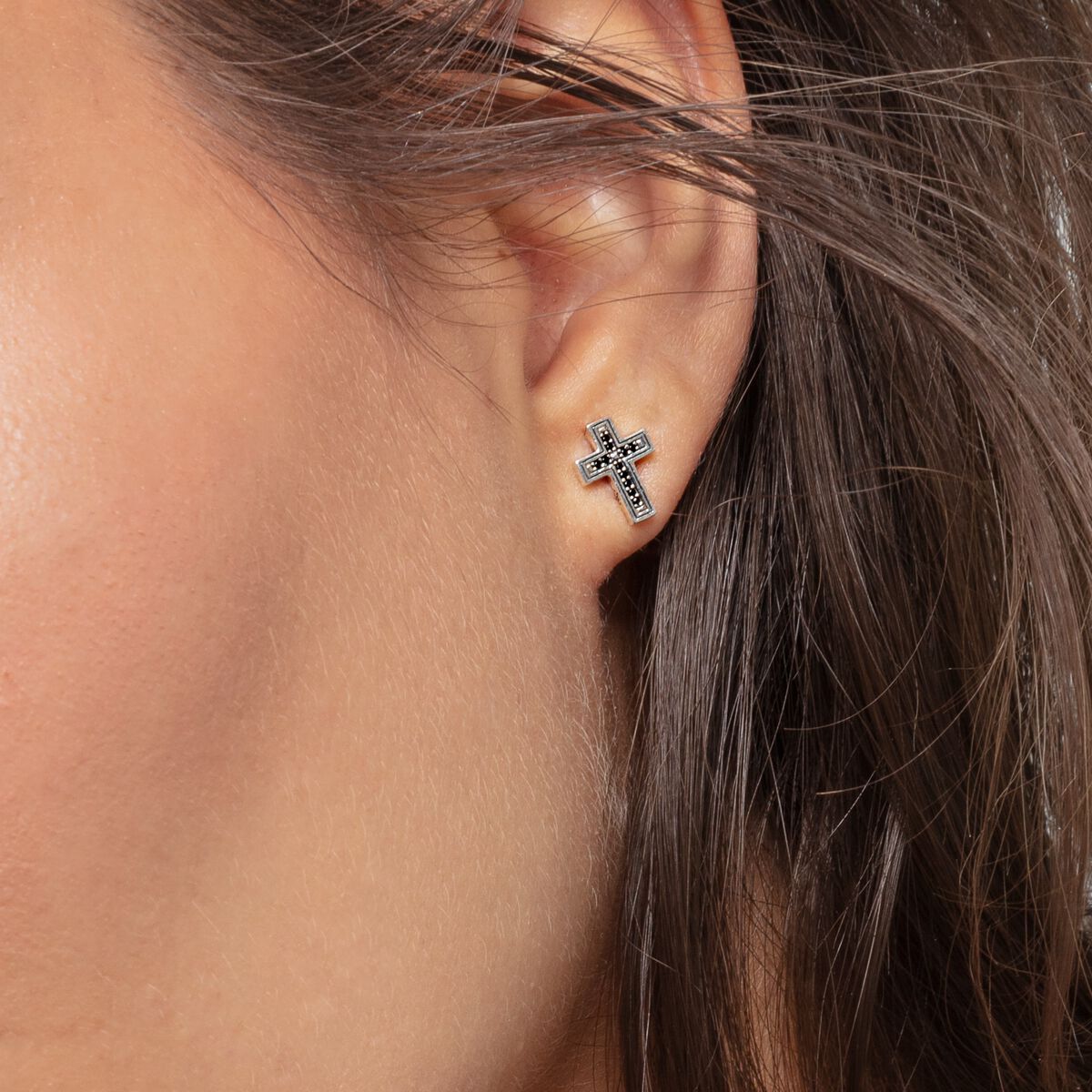 Ear studs cross black