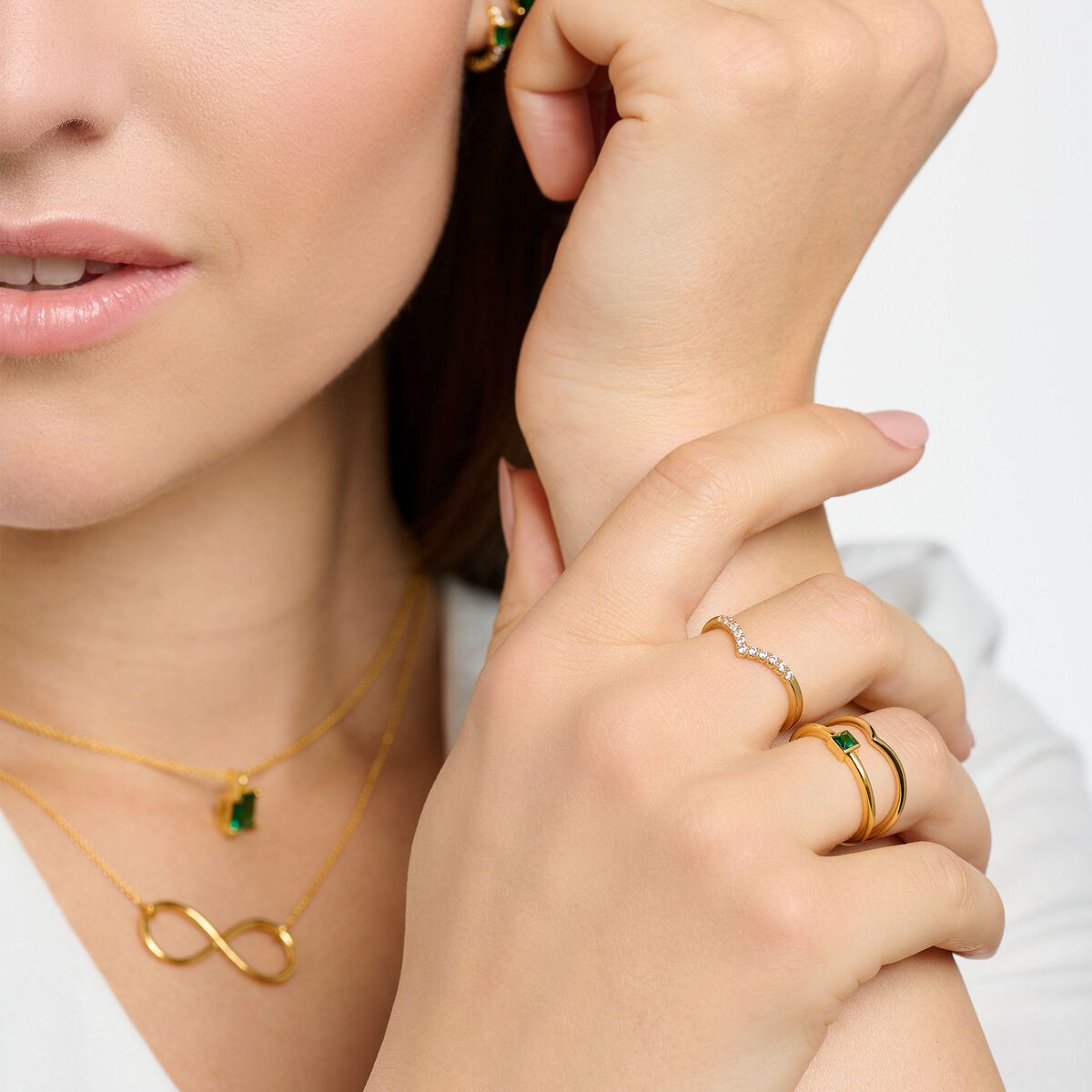 Ring with green stone gold