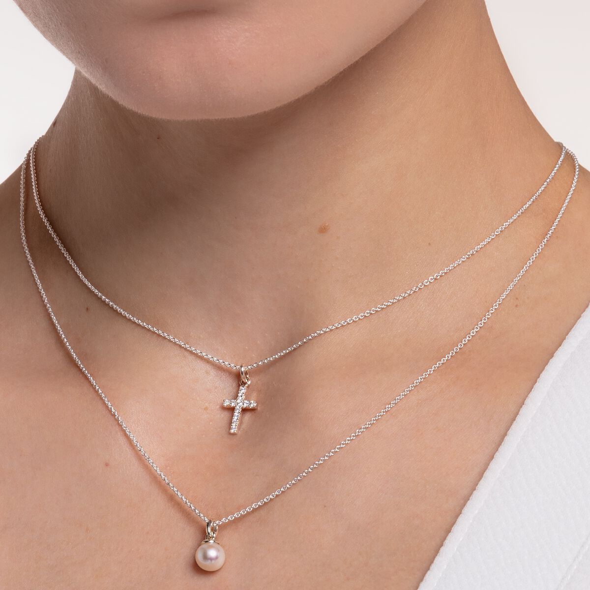 Necklace cross pavé