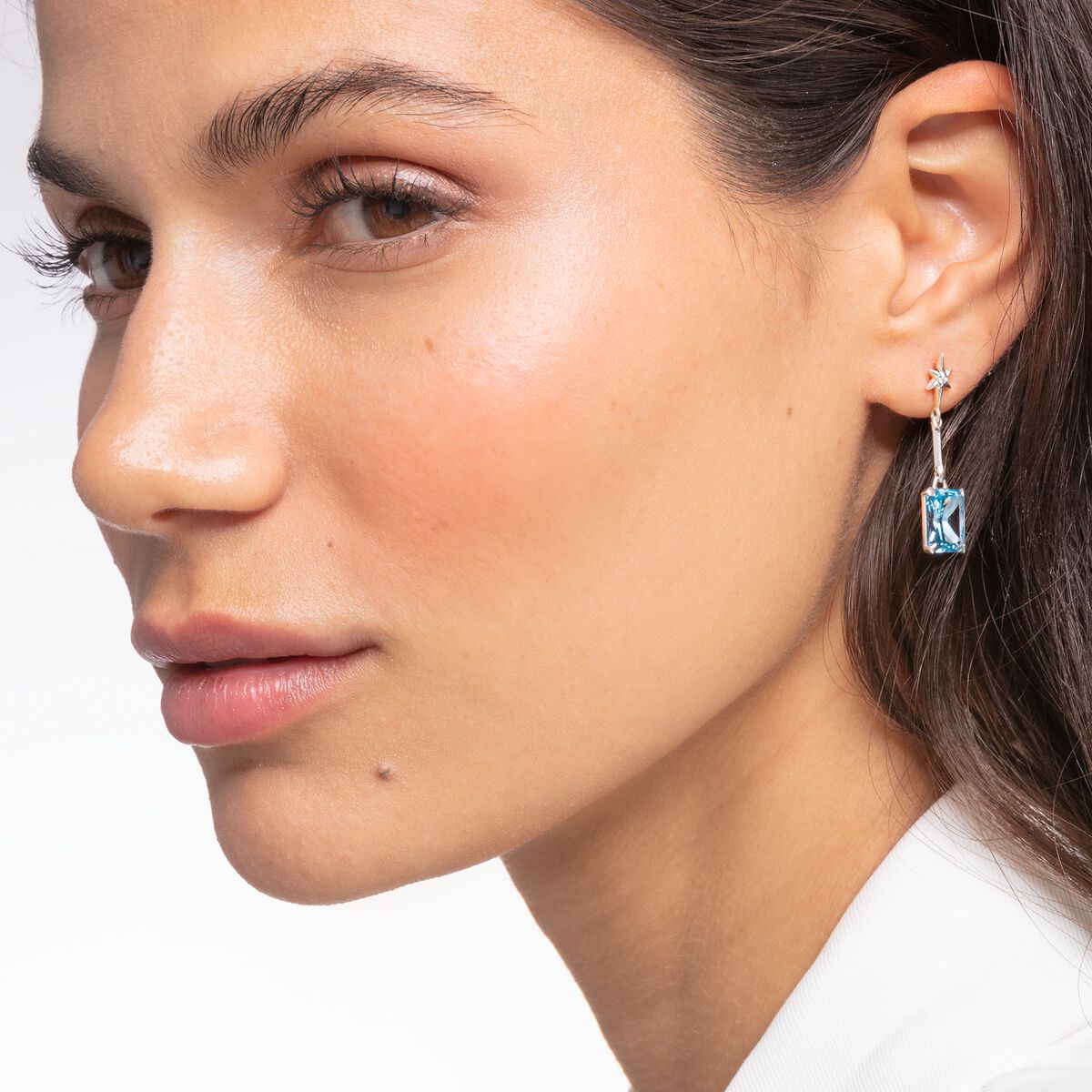 Earrings with aquamarine-coloured stone and star silver