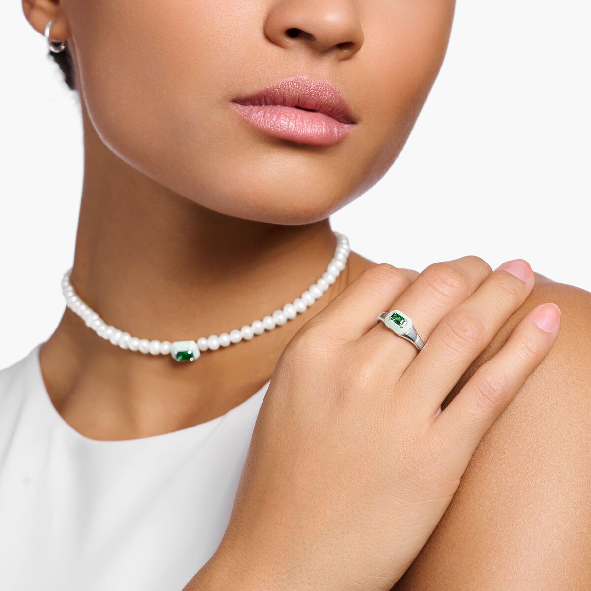 Ring with green stone silver