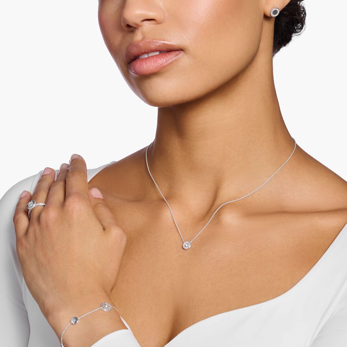 Necklace circle with white stone silver