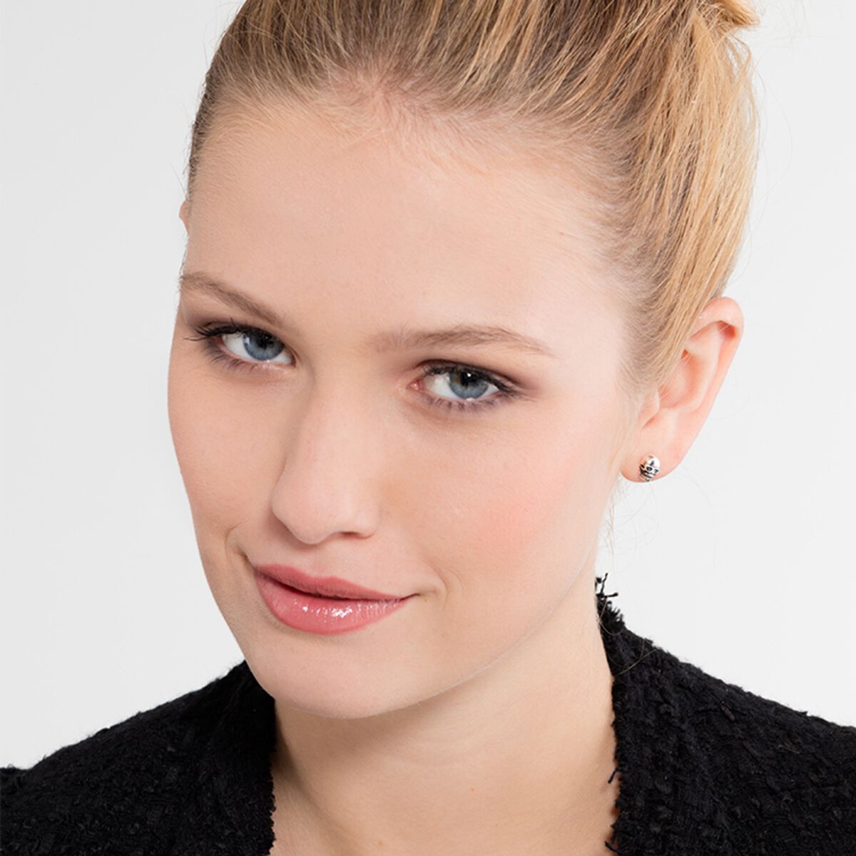 Ear studs skull