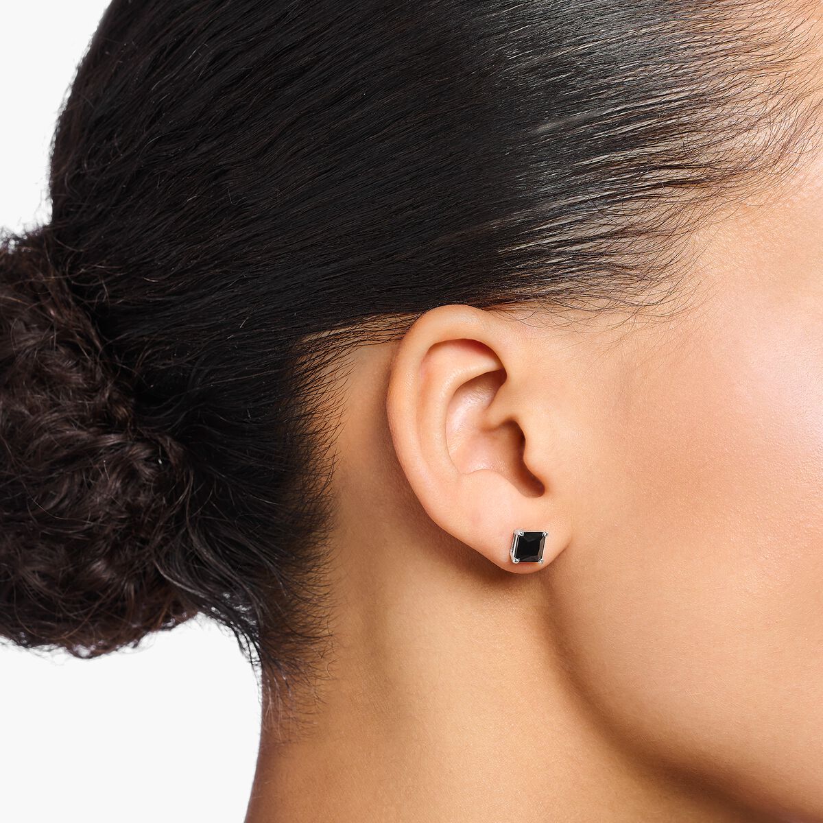 Ear studs with black stone silver