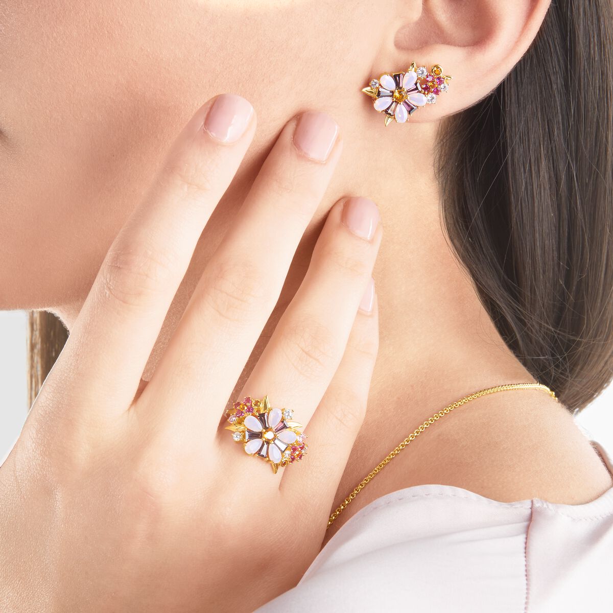Ring flowers colourful stones gold
