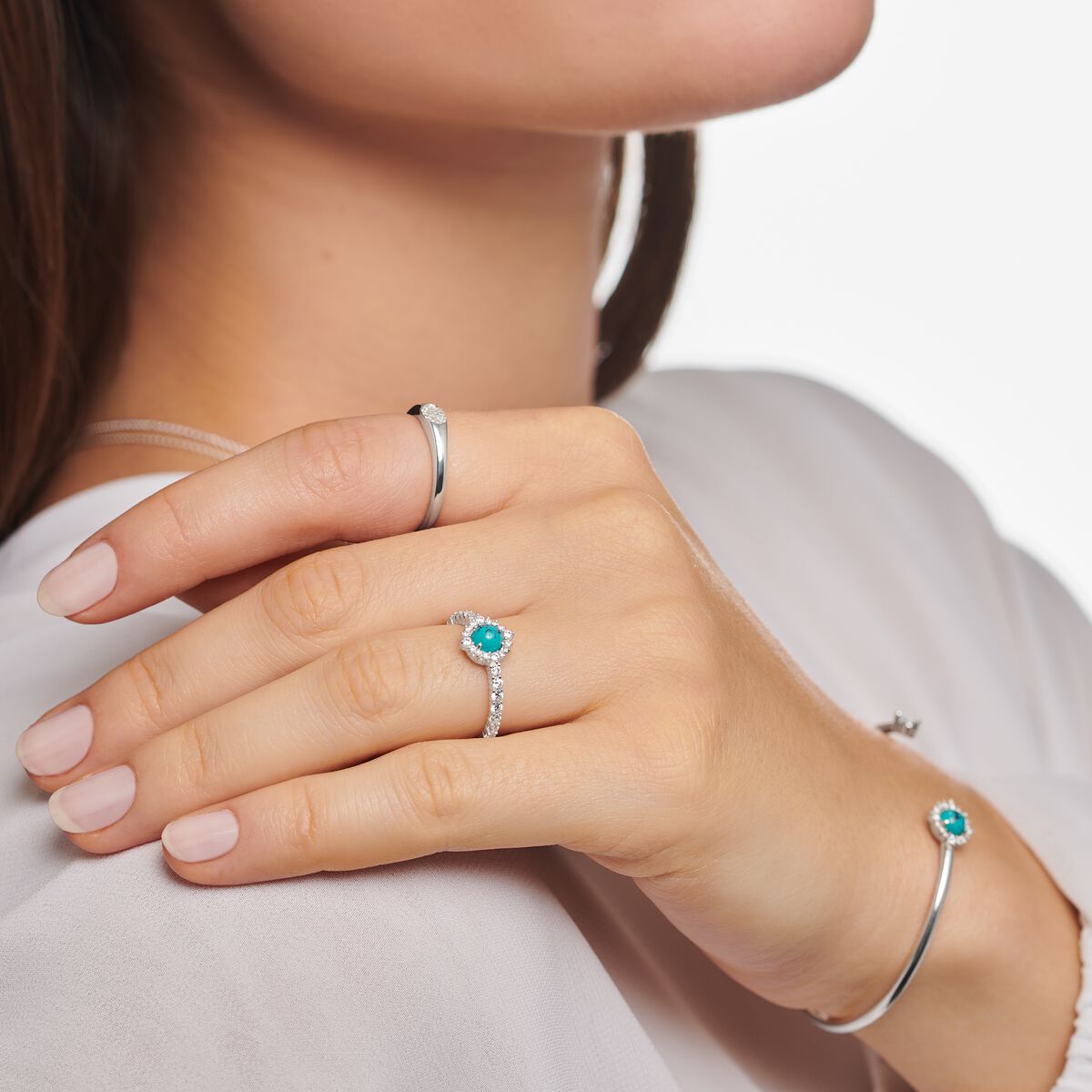 Ring turquoise stone with white stones