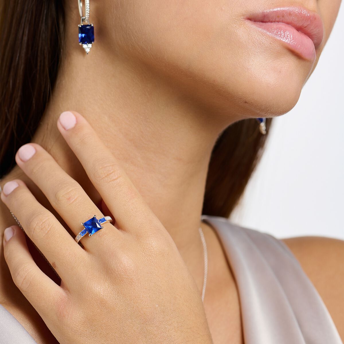 Ring with blue and white stones silver