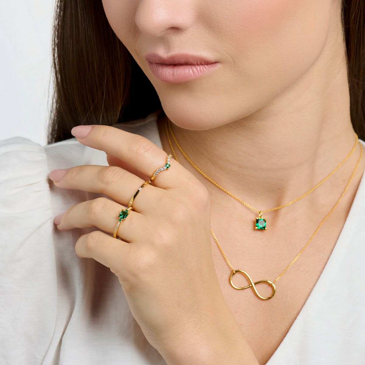 Ring with green and white stones gold