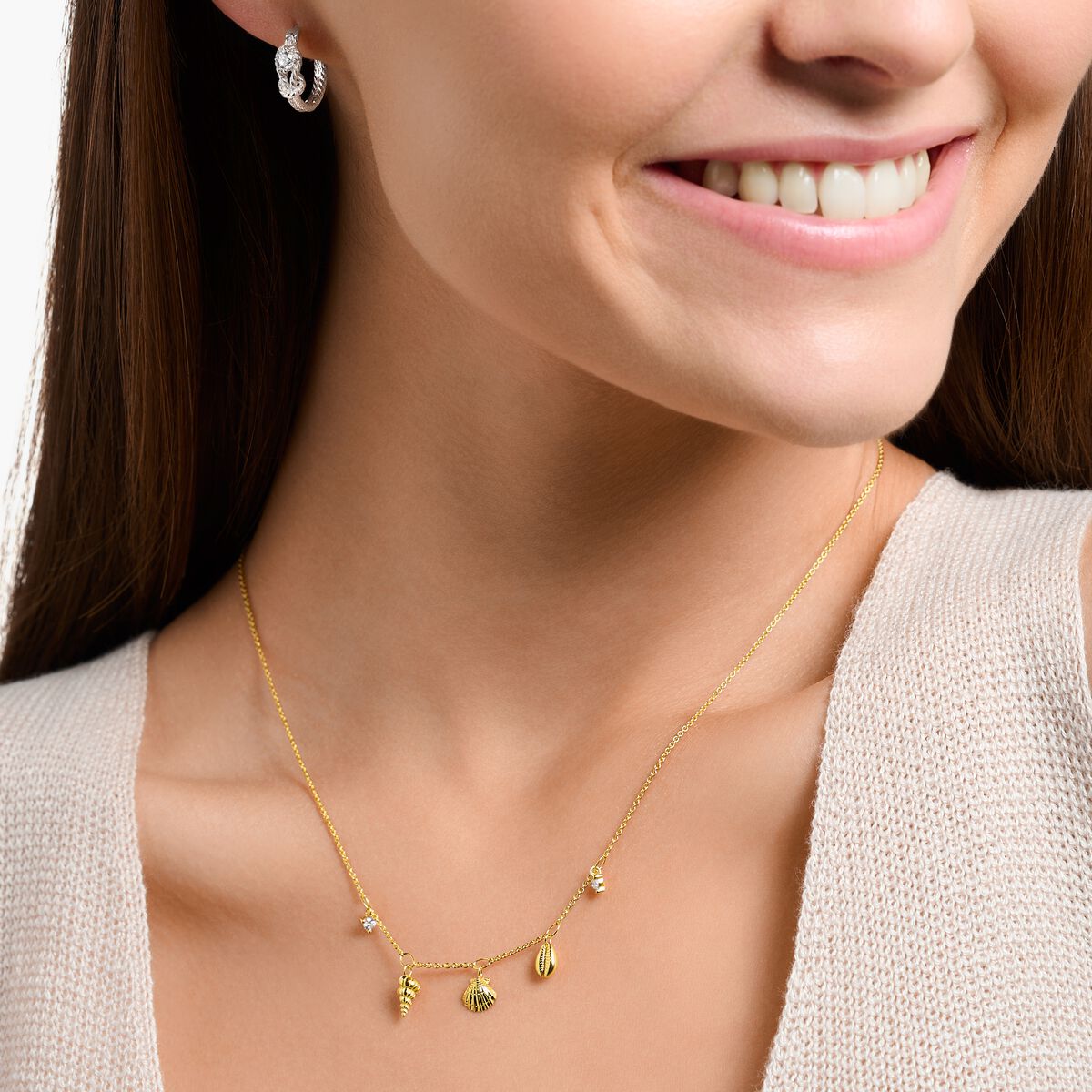 Necklace with shells gold