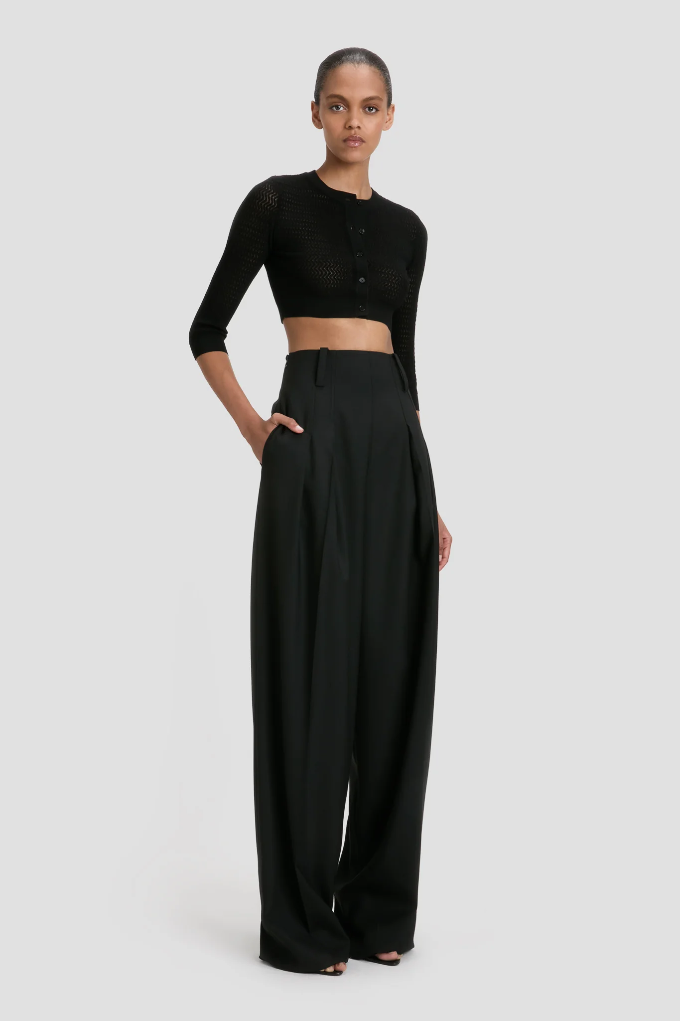 Cropped Cardigan In Black - XNAUWBI