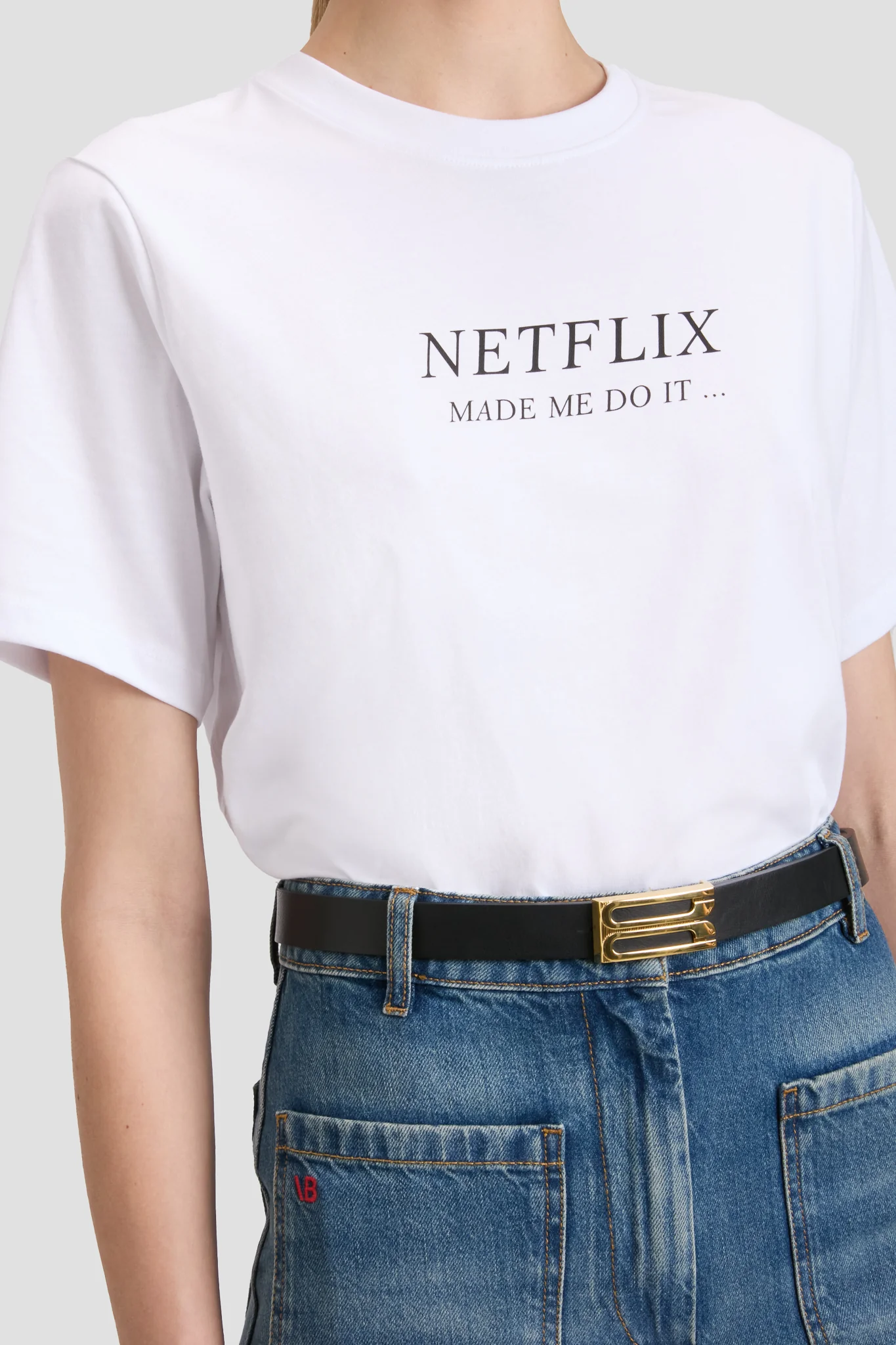 Slogan Tee In White Netflix Made Me Do It - XNAUWBI