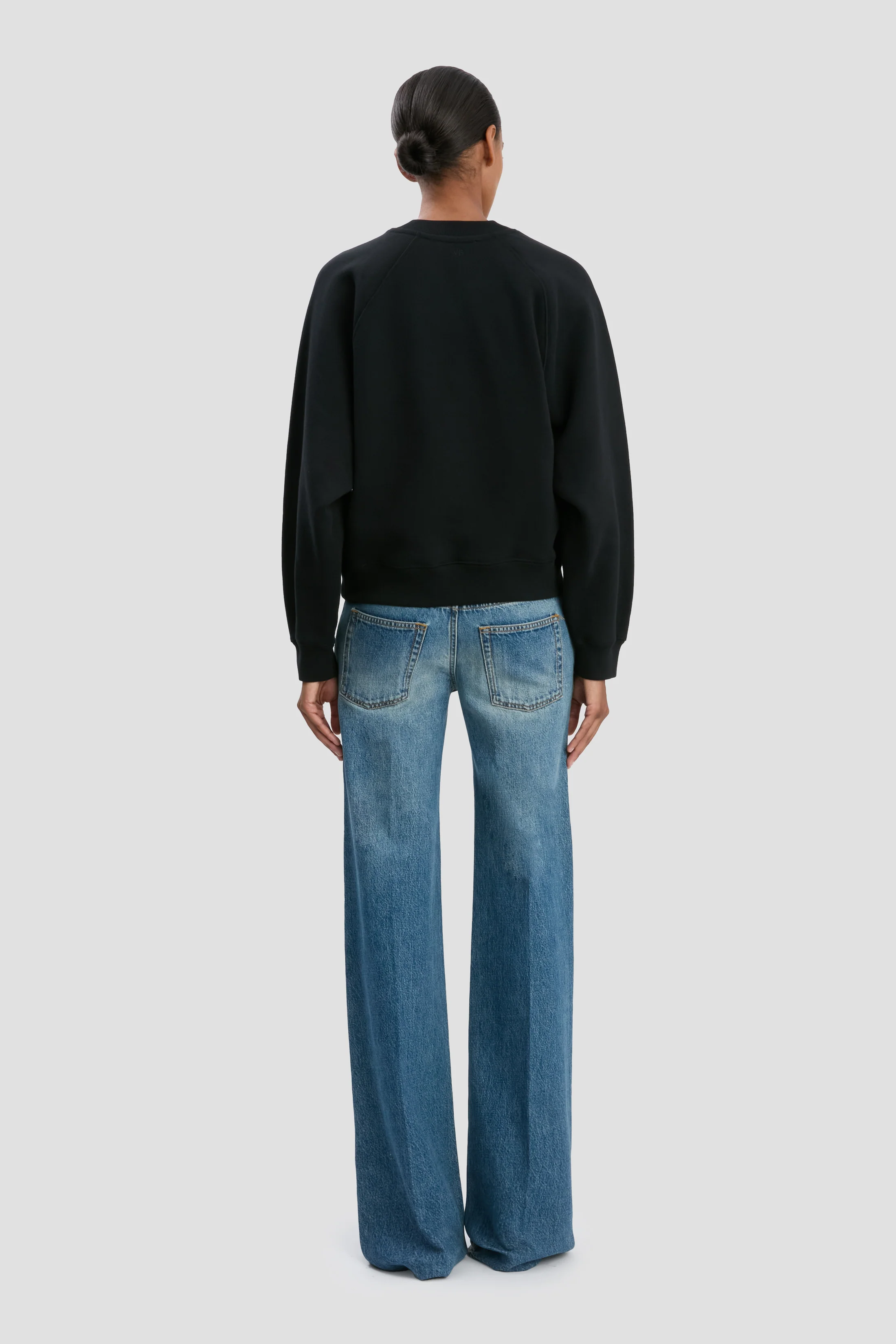 Crew Neck Raglan Sweatshirt In Black - XNAUWBI