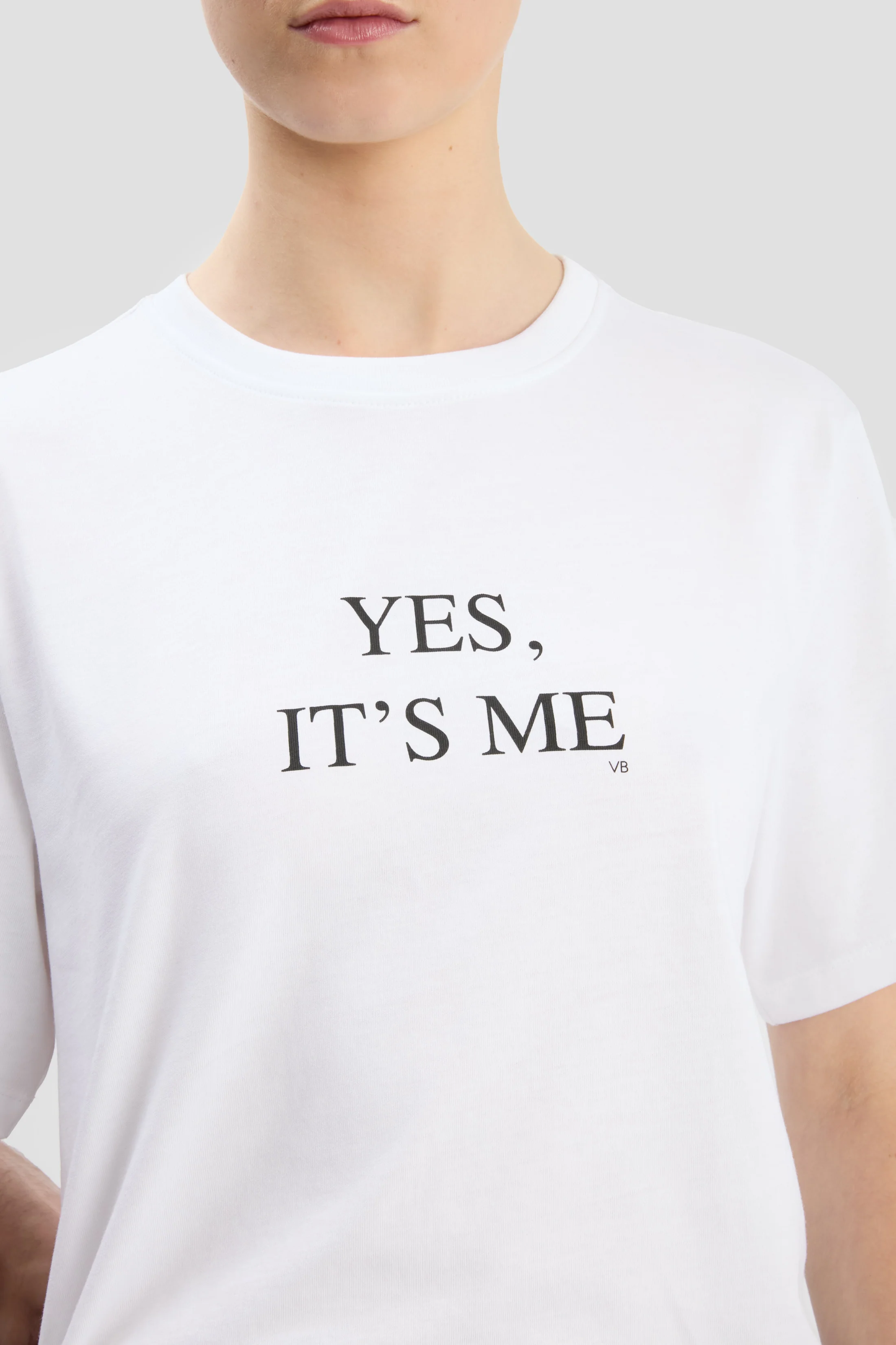 Slogan Tee In White Yes, It's Me - XNAUWBI