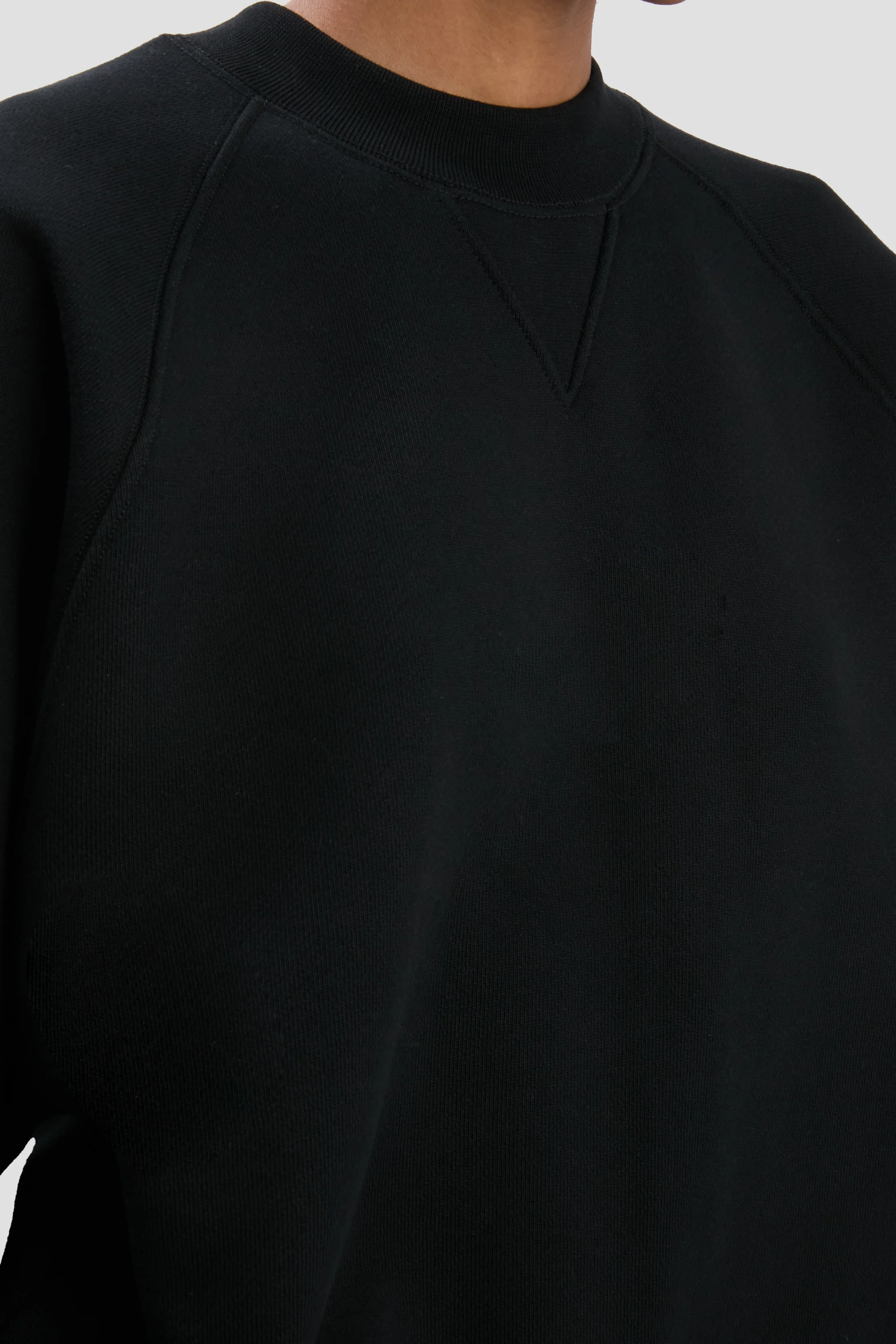 Crew Neck Raglan Sweatshirt In Black - XNAUWBI