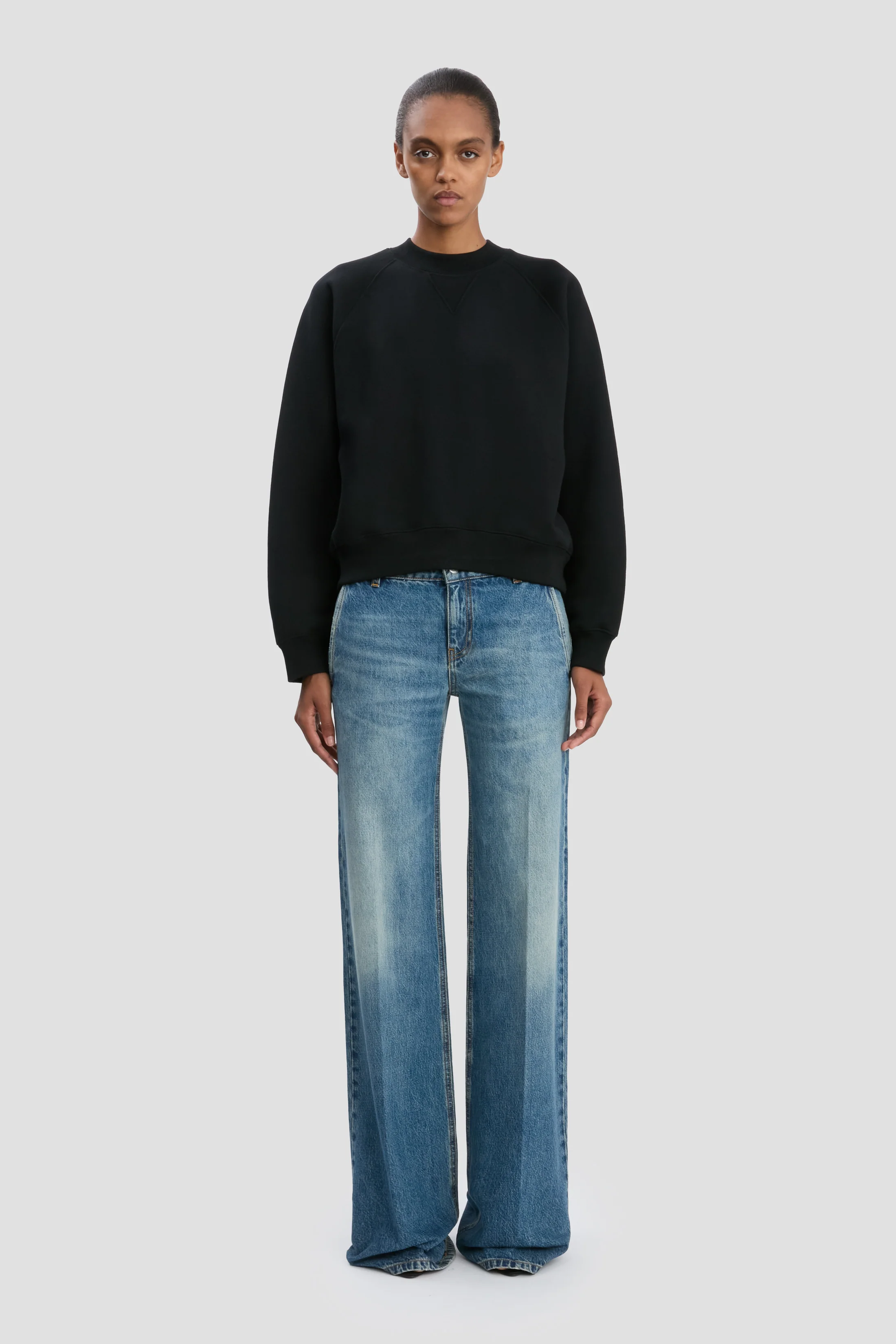 Crew Neck Raglan Sweatshirt In Black - XNAUWBI