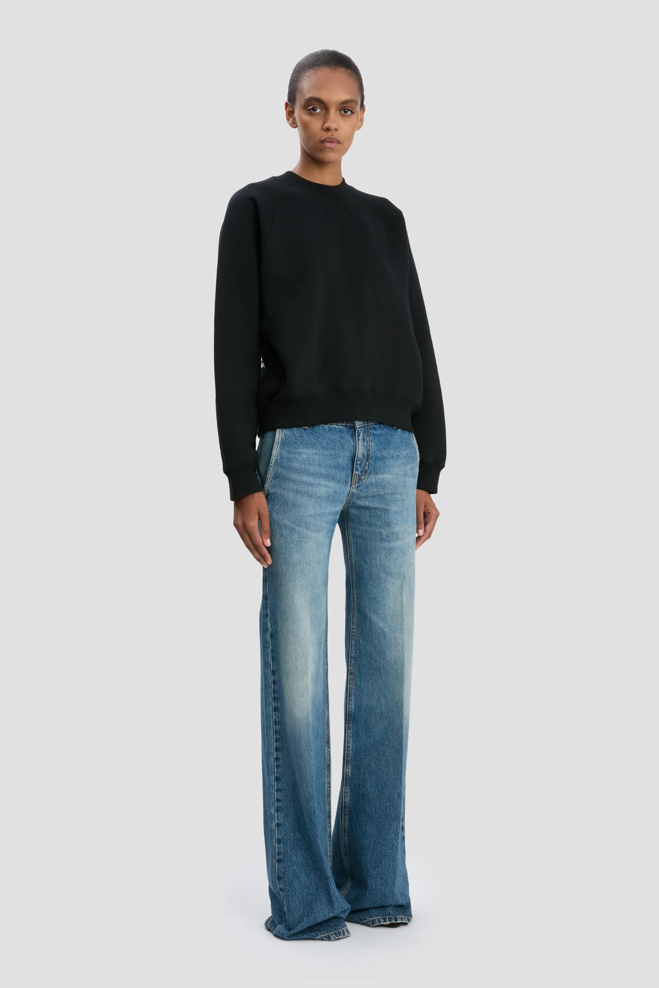 Crew Neck Raglan Sweatshirt In Black - XNAUWBI