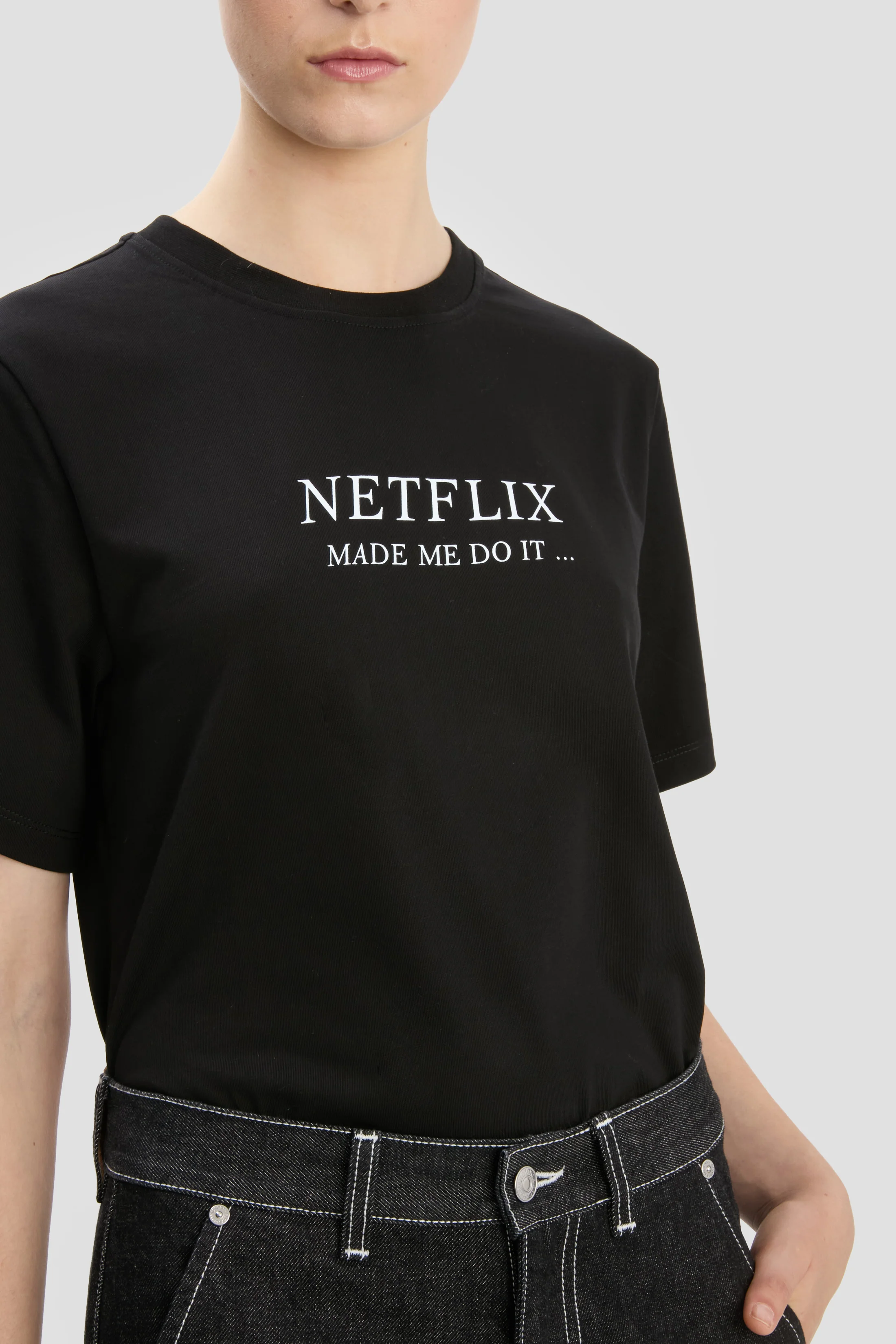 Slogan Tee In Black Netflix Made Me Do It - XNAUWBI
