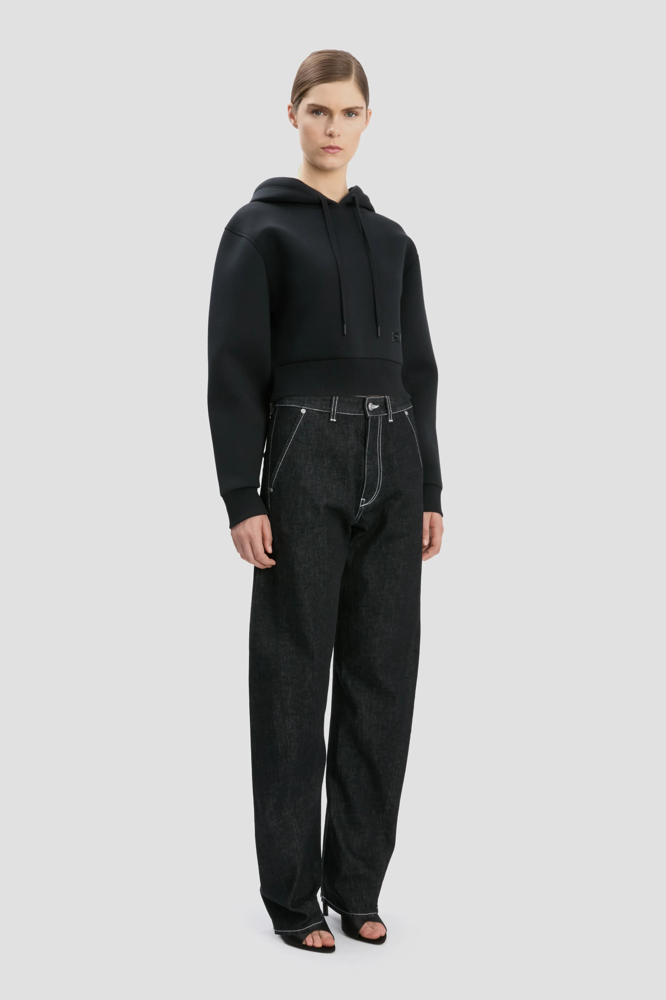 Cropped Structured Hoodie In Black - XNAUWBI