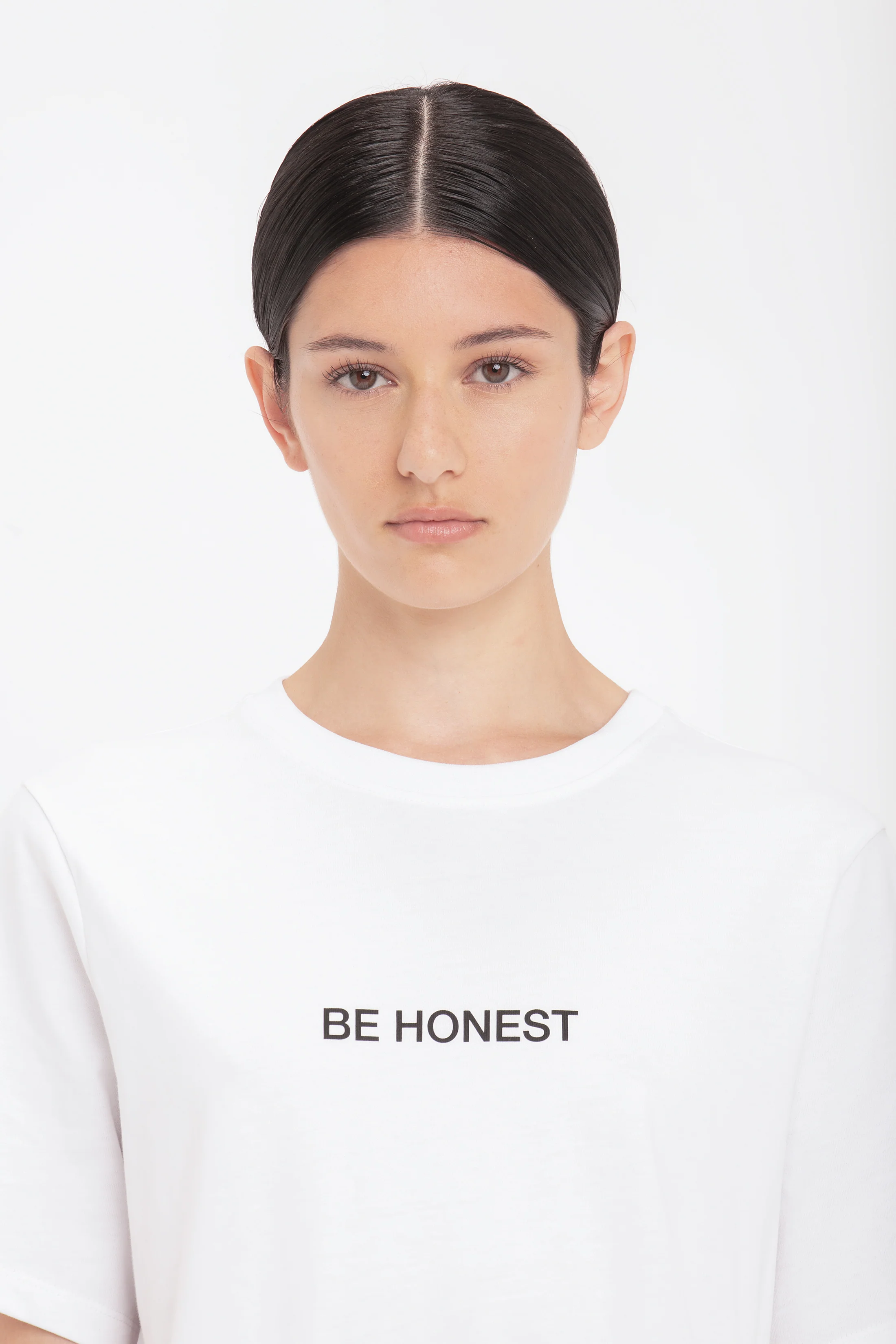 Slogan Tee In White Be Honest - XNAUWBI