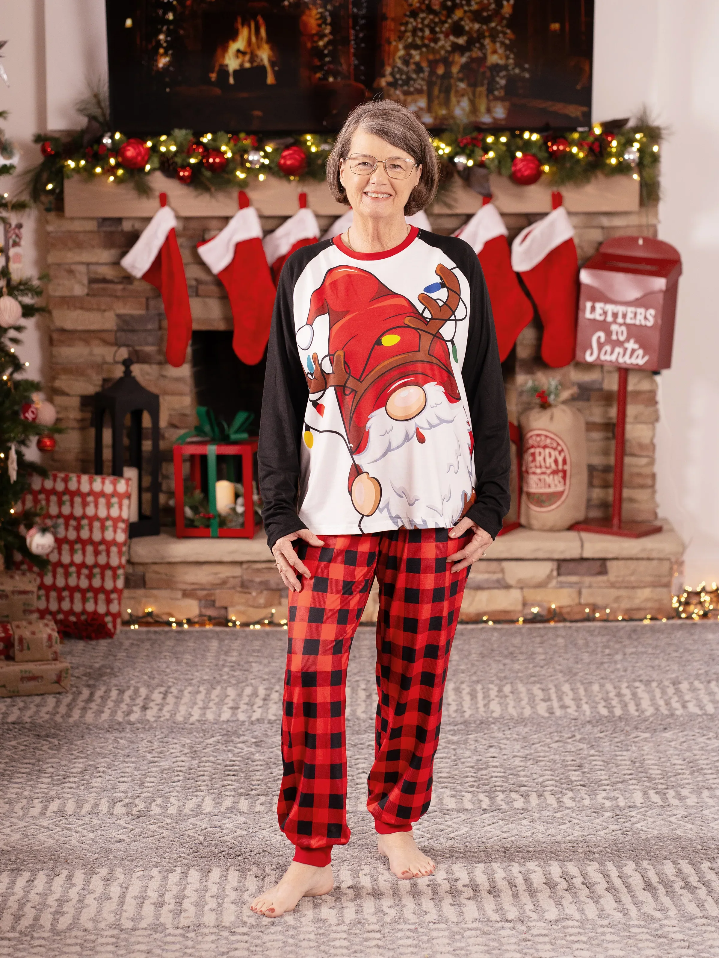 Christmas Family Matching Santa Print Raglan Sleeves Pajamas Sets with Christmas Socks (SGS Certied Safety) Red - XNAUWBI