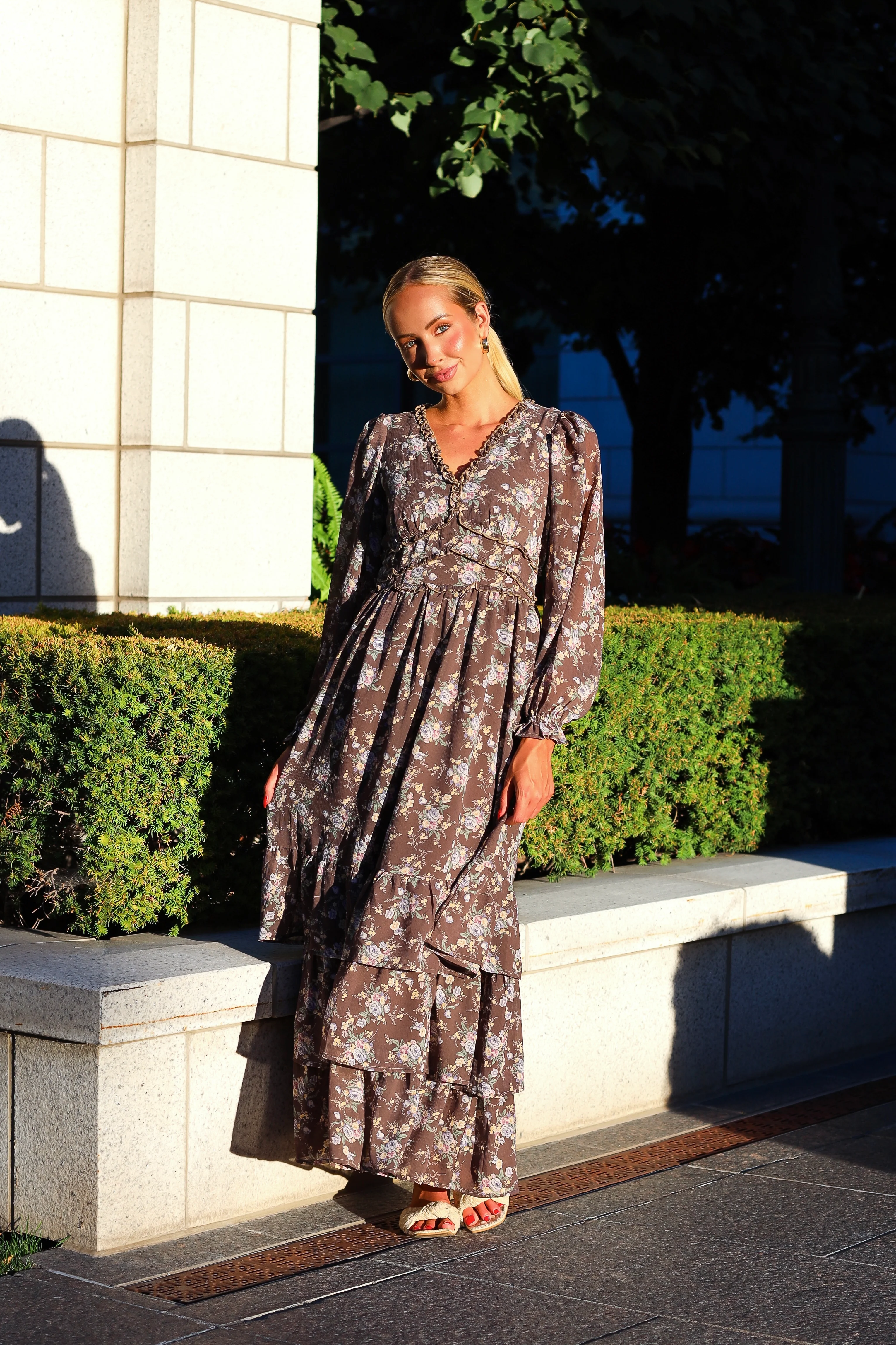 The Flourish Mocha Mousse Floral Dresses - XNAUWBI